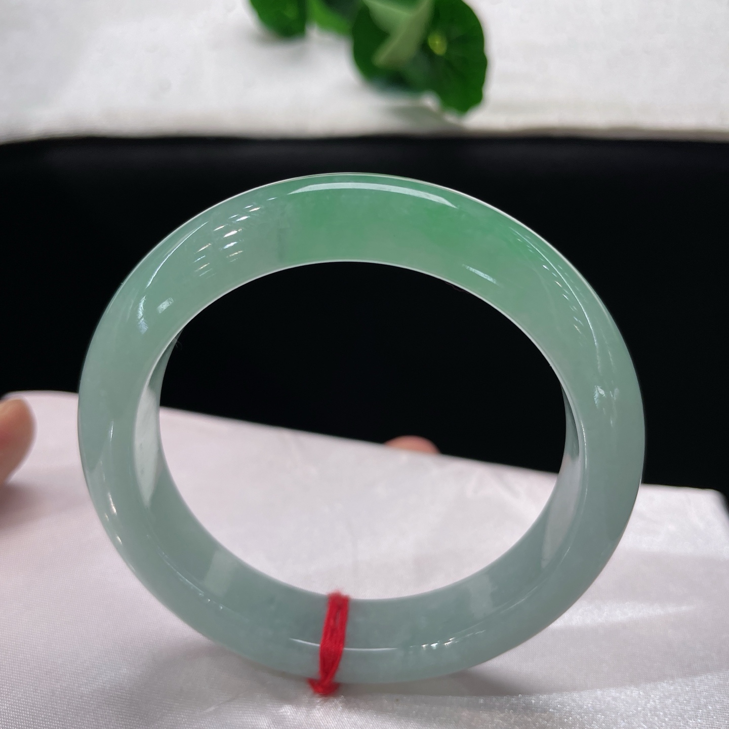 天然翡翠手镯 圈口60.5/13.4/9.6，晴底飘绿正圈，60/61/可戴，一镯凝翠色，腕间揽夏光。无裂