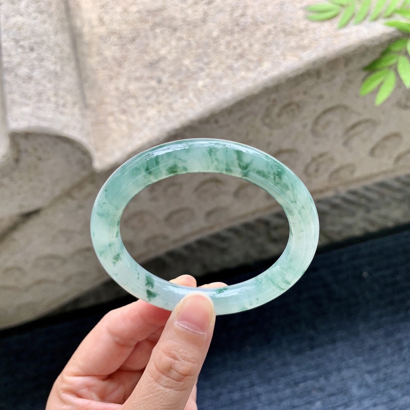 圆条53 54【圈口】54.5/9.8/8.8【编码】HJ091120【描述】冰糯飘花，水润，种老，细腻，无裂