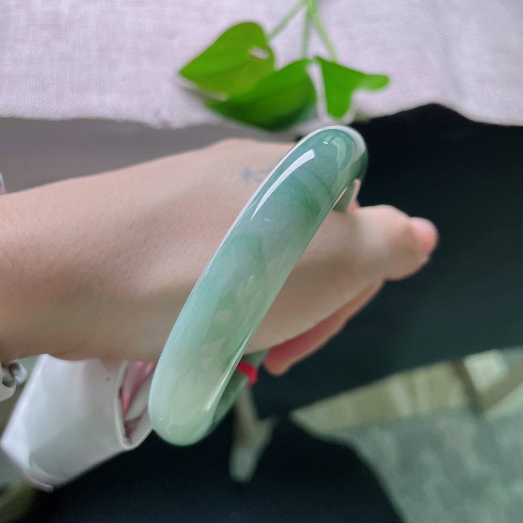 59.1/12.5/8.5，飘花正圈，晶体纹，冰油飘花平安镯，浓绿飘花顺着玉质蔓延，如同山间流水晕染在镯身。ss58689a