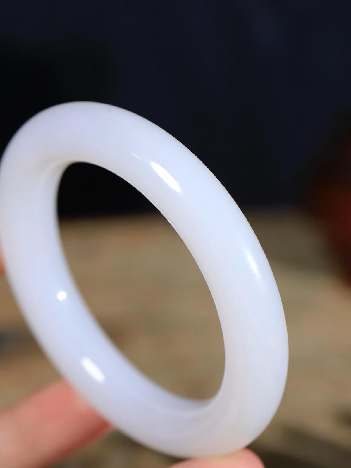 【柔情素语·手镯】

精品️和田玉白玉圆条手镯，玉质细腻温润，手感舒适，️线条流畅，简约大气，美自天成，佩戴于腕间，婉约之美，举手投足间透出那份低调奢华，醉人心扉。重77.04克 内径圈口57mm  尺寸12.3-12.1mm   FDy-11901031
