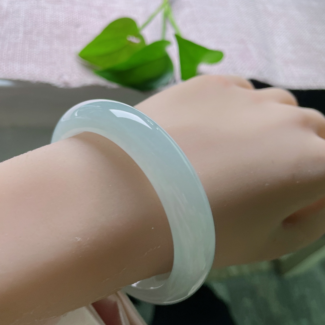 蓝底正圈，无裂，玉料细腻莹亮，自带冰清玉洁质感，正圈圆润，藏着东方素雅韵味。ss58708a