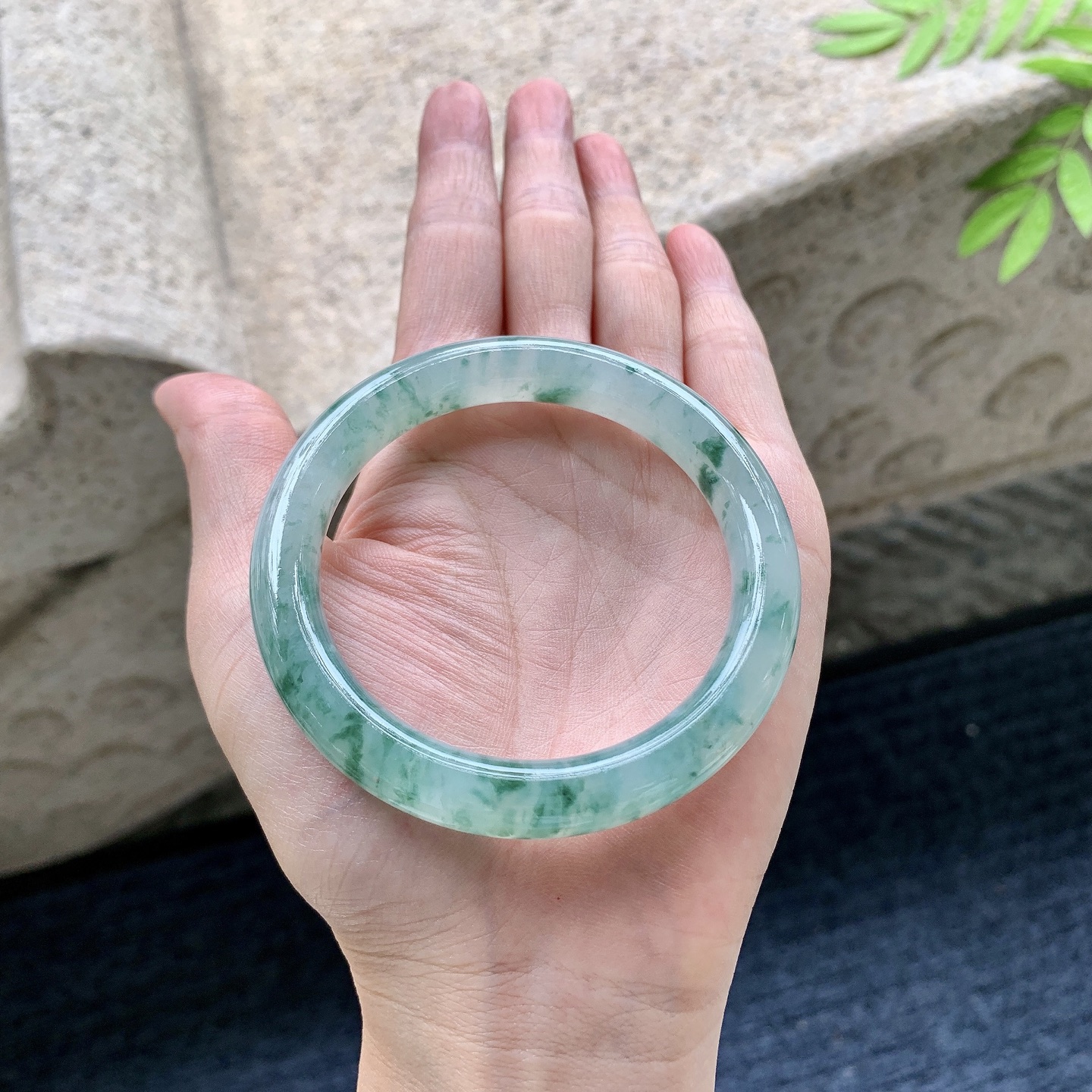 圆条53 54【圈口】54.5/9.8/8.8【编码】HJ091120【描述】冰糯飘花，水润，种老，细腻，无裂