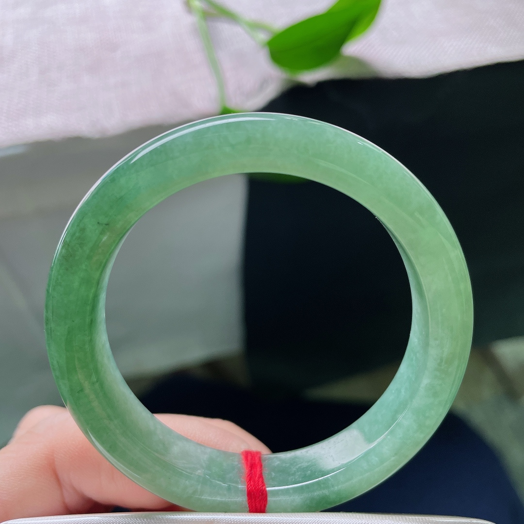 50.6/10.9/7.9，绿底正圈，无裂，镯身流淌柔和湖绿，质地油润细腻，抛光莹亮，简约款式诠释内敛玉石美感。ss58271a