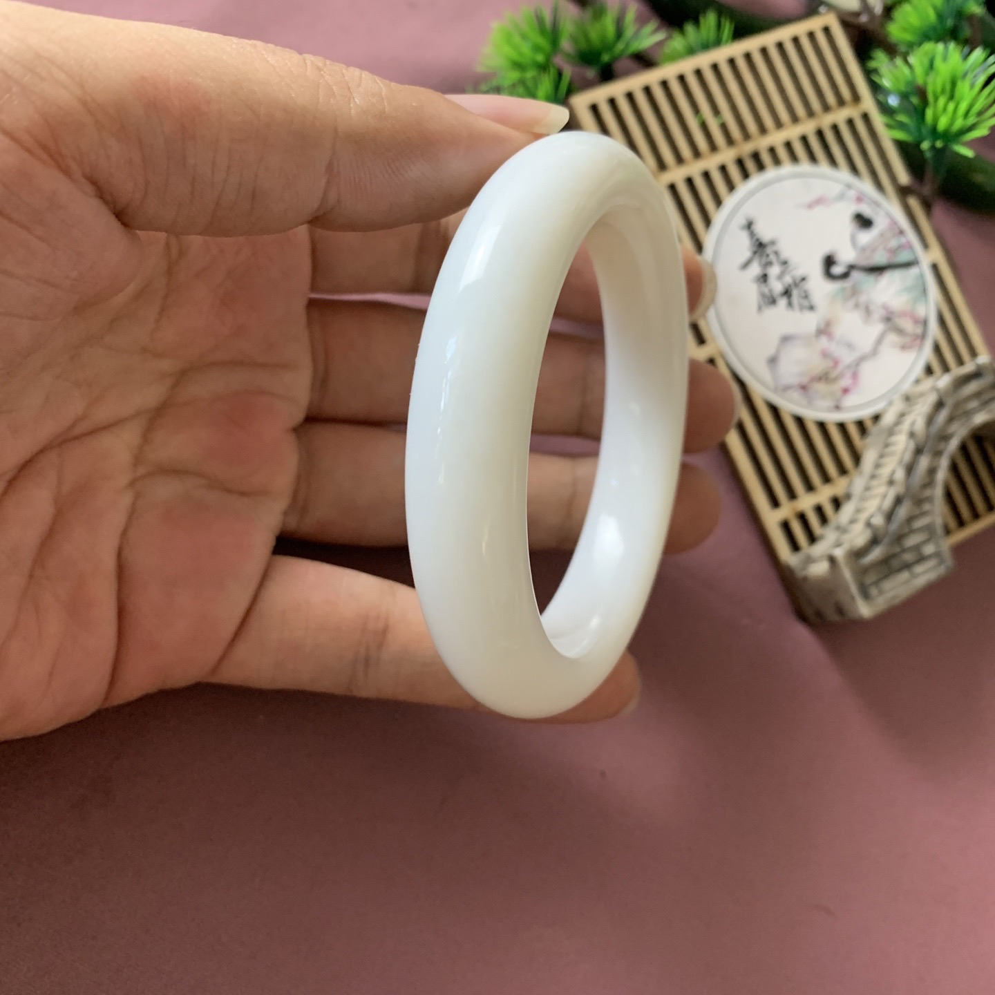 和田玉56圈羊脂白手镯！圈口56玉质细腻油润 底色纯净 脂粉好，品质高。
