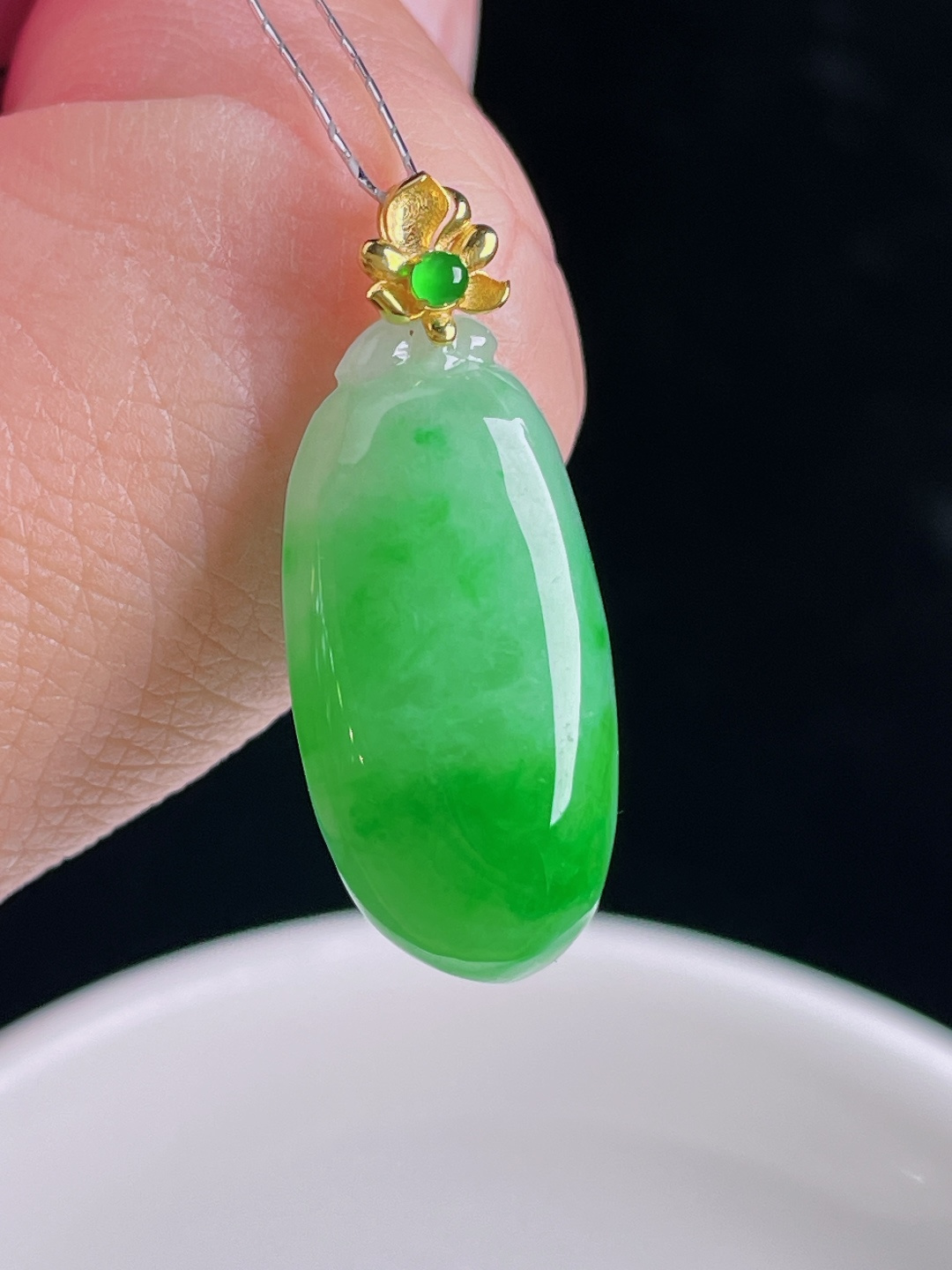 辣绿福瓜，18k镶嵌，老种起光，细底通透，尺寸：28裸石23.5/12/6.4mm0910