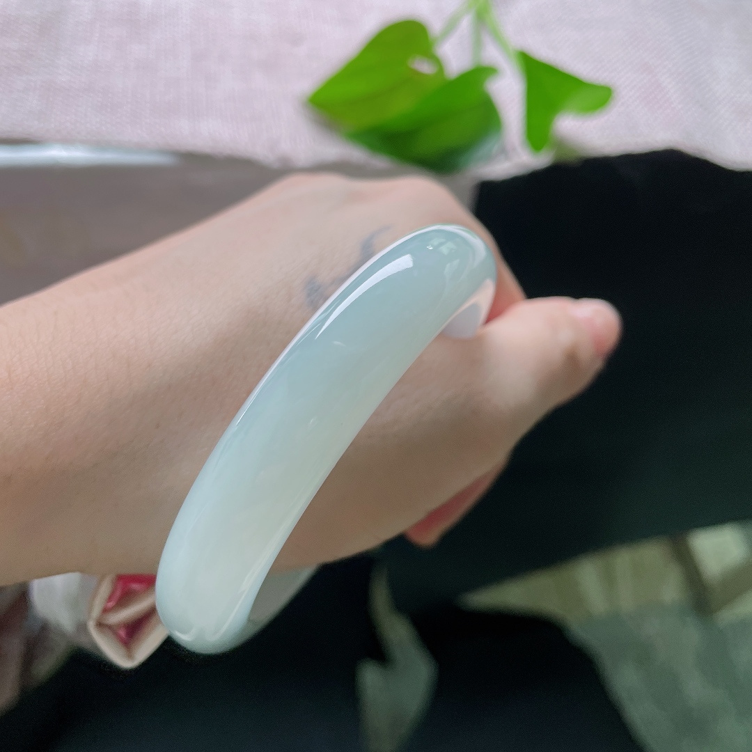 蓝底正圈，无裂，玉料细腻莹亮，自带冰清玉洁质感，正圈圆润，藏着东方素雅韵味。ss58708a