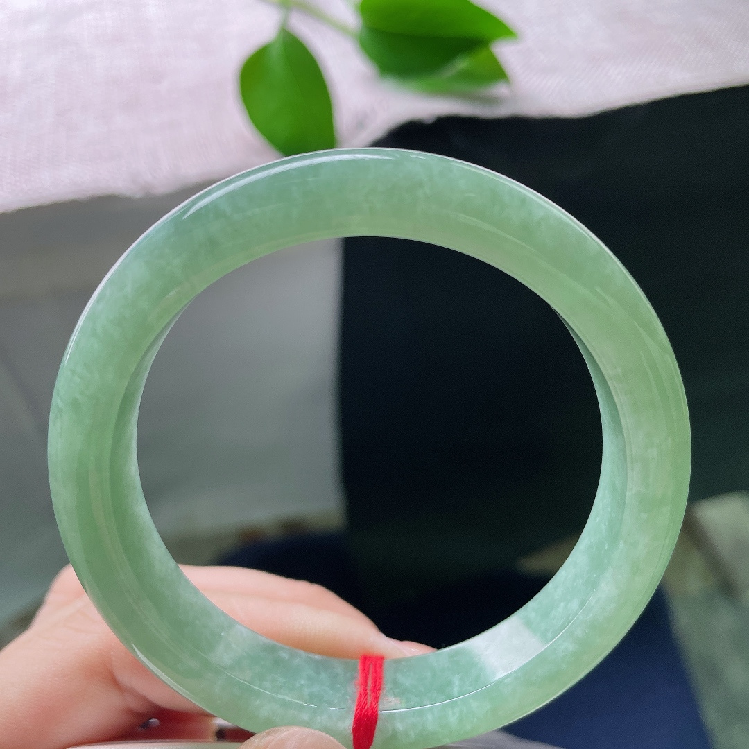 57.3/11.7/8.5，绿底正圈，一点皮纹，绿色均匀铺满镯身，色调统一协调，线条落，视觉上十分舒服。ss58250a