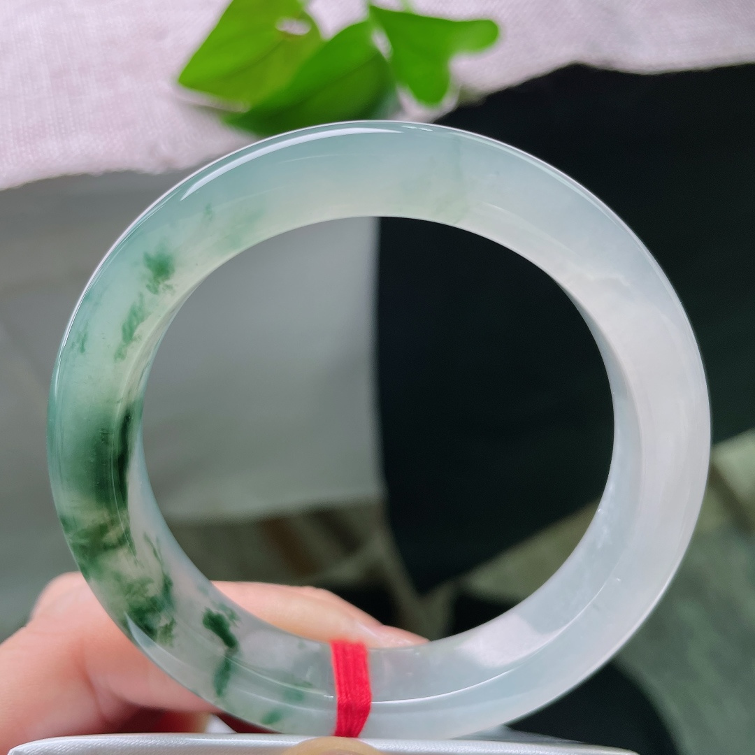 无裂，冰底清灵温润，绿花随性舒展，佩戴腕间，自带淡淡的仙气氛围感。ss58673a