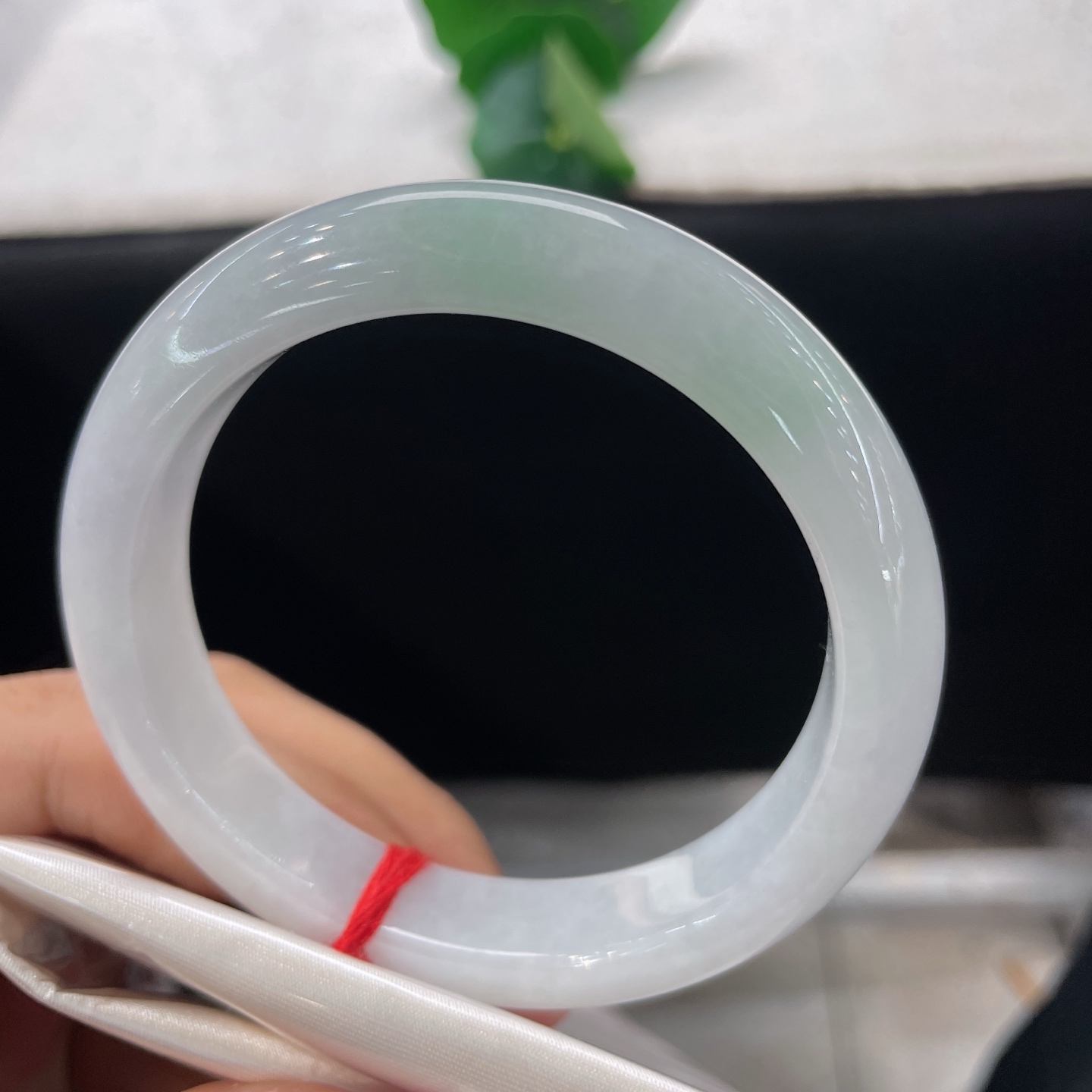 天然翡翠手镯 圈口56.5/12.2/8.5，白底飘金丝绿，56/57可戴，浅翠藏玉底，清润伴流年，无裂。
