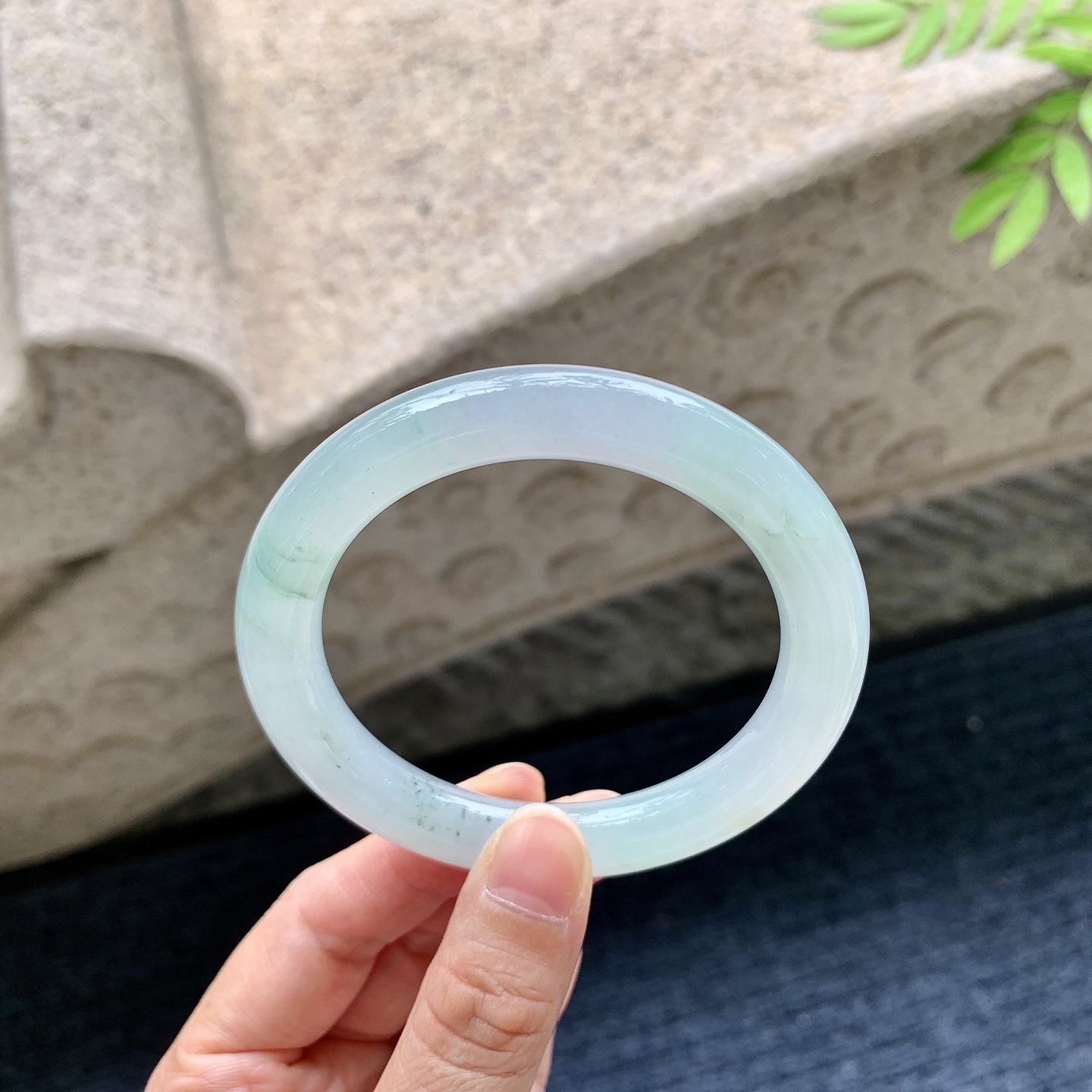 圆条54 55，糯冰飘绿，水润，种老，细腻，有纹线