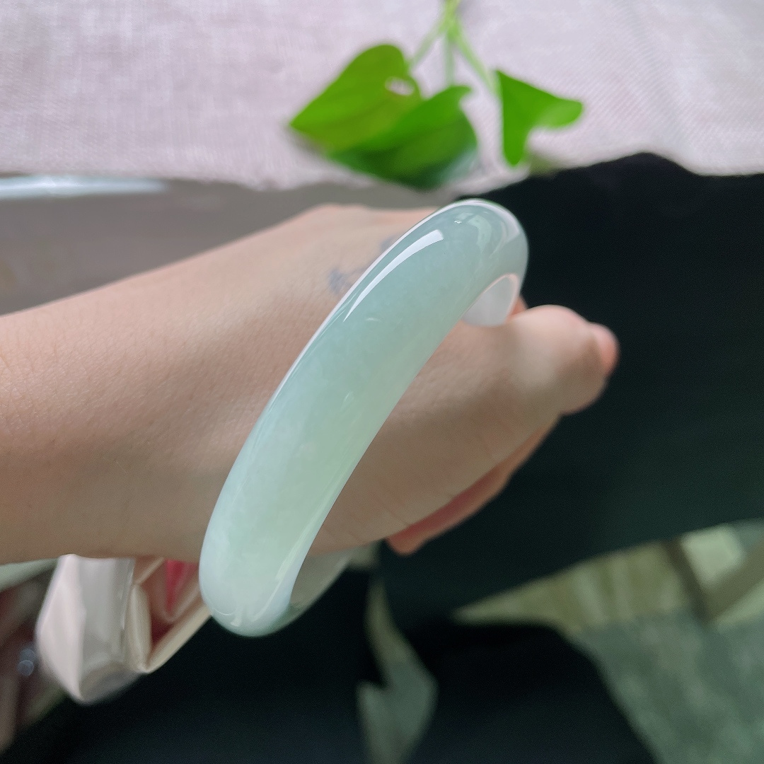 56.7/16/8.3，蓝底正圈，晶体线，玉石本真之美尽显，冰清玉洁，通透如水，简约款式适配多种穿搭。ss58707a
