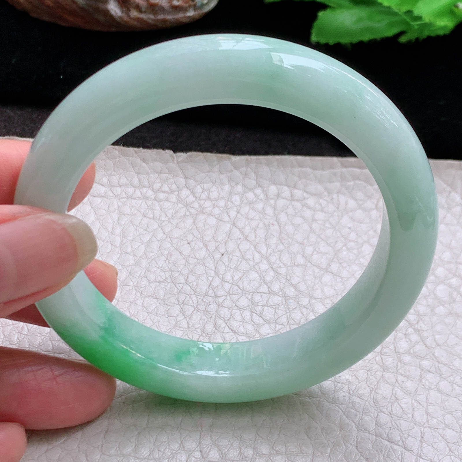 jx自然光56*12*9白底青镯 缅甸翡翠a货高品质胶感飘阳绿宽边玉手镯