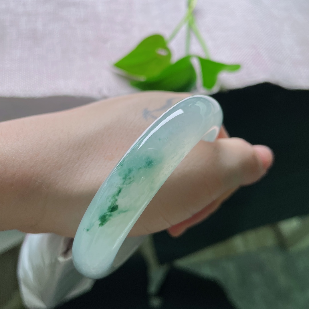 冰飘花正圈，无裂，飘花随性自然，浓淡过渡柔和，每一道花纹都是的天然景致。ss58675a