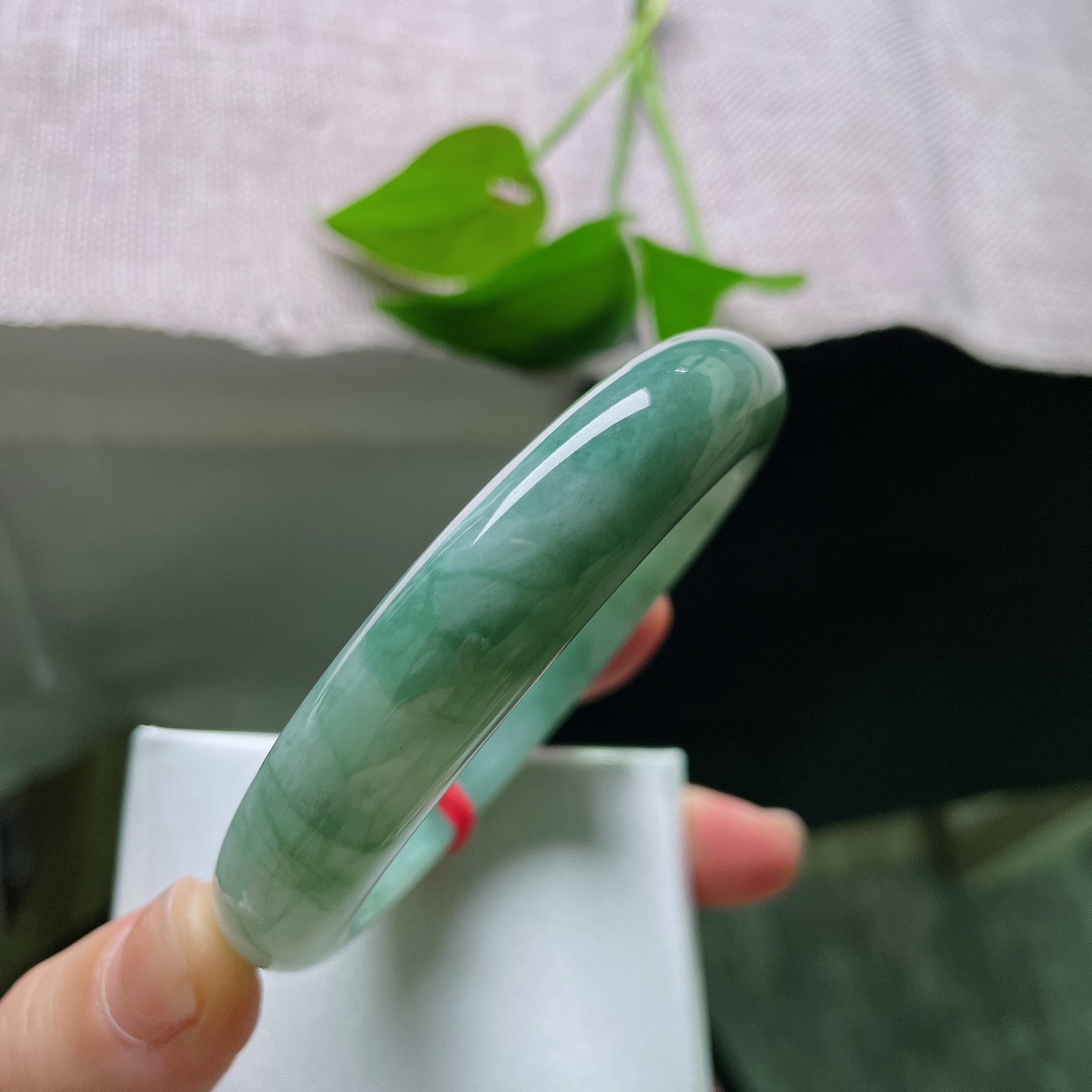 59.1/12.5/8.5，飘花正圈，晶体纹，冰油飘花平安镯，浓绿飘花顺着玉质蔓延，如同山间流水晕染在镯身。ss58689a