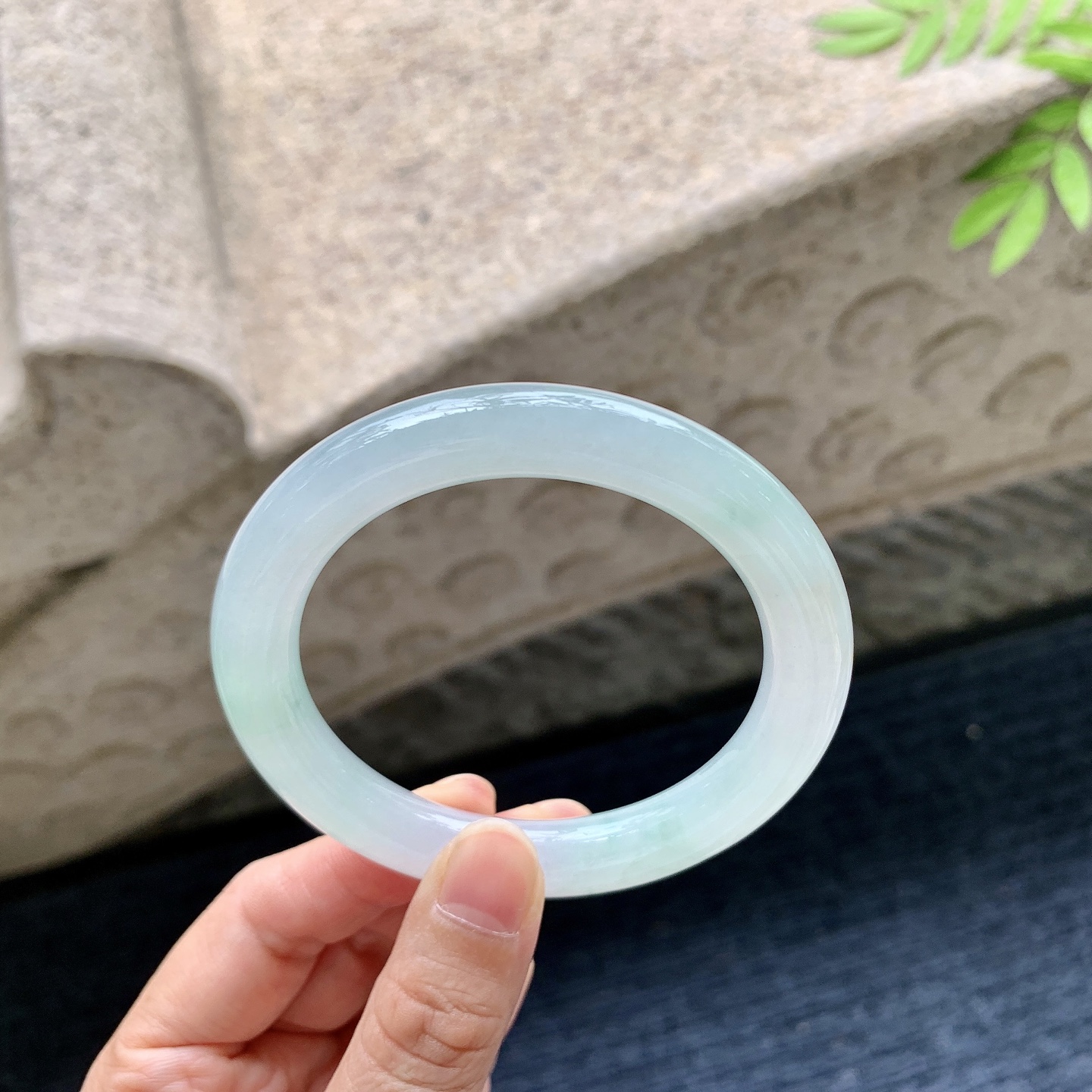 圆条54 55，糯冰飘绿，水润，种老，细腻，有纹线