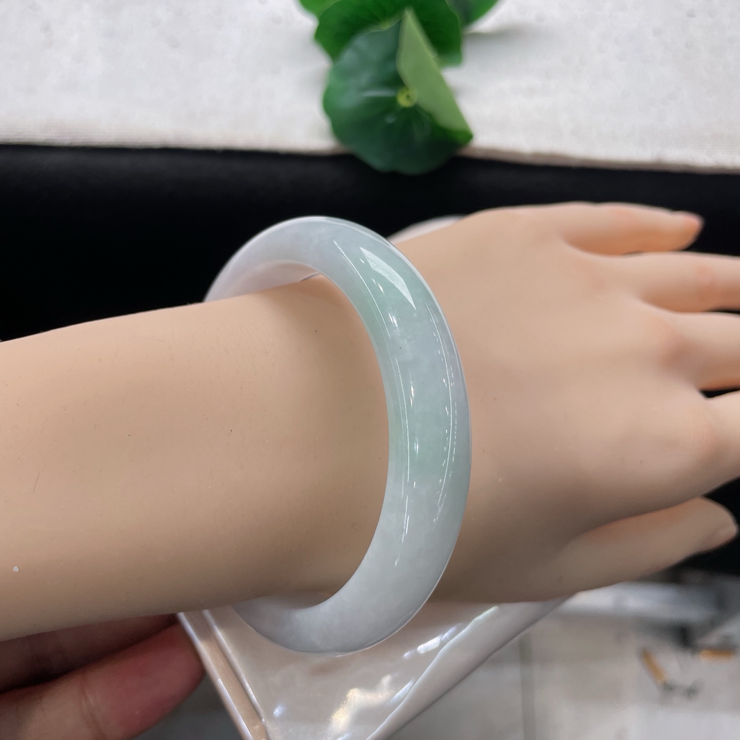 天然翡翠手镯 圈口56.5/12.2/8.5，白底飘金丝绿，56/57可戴，浅翠藏玉底，清润伴流年，无裂。