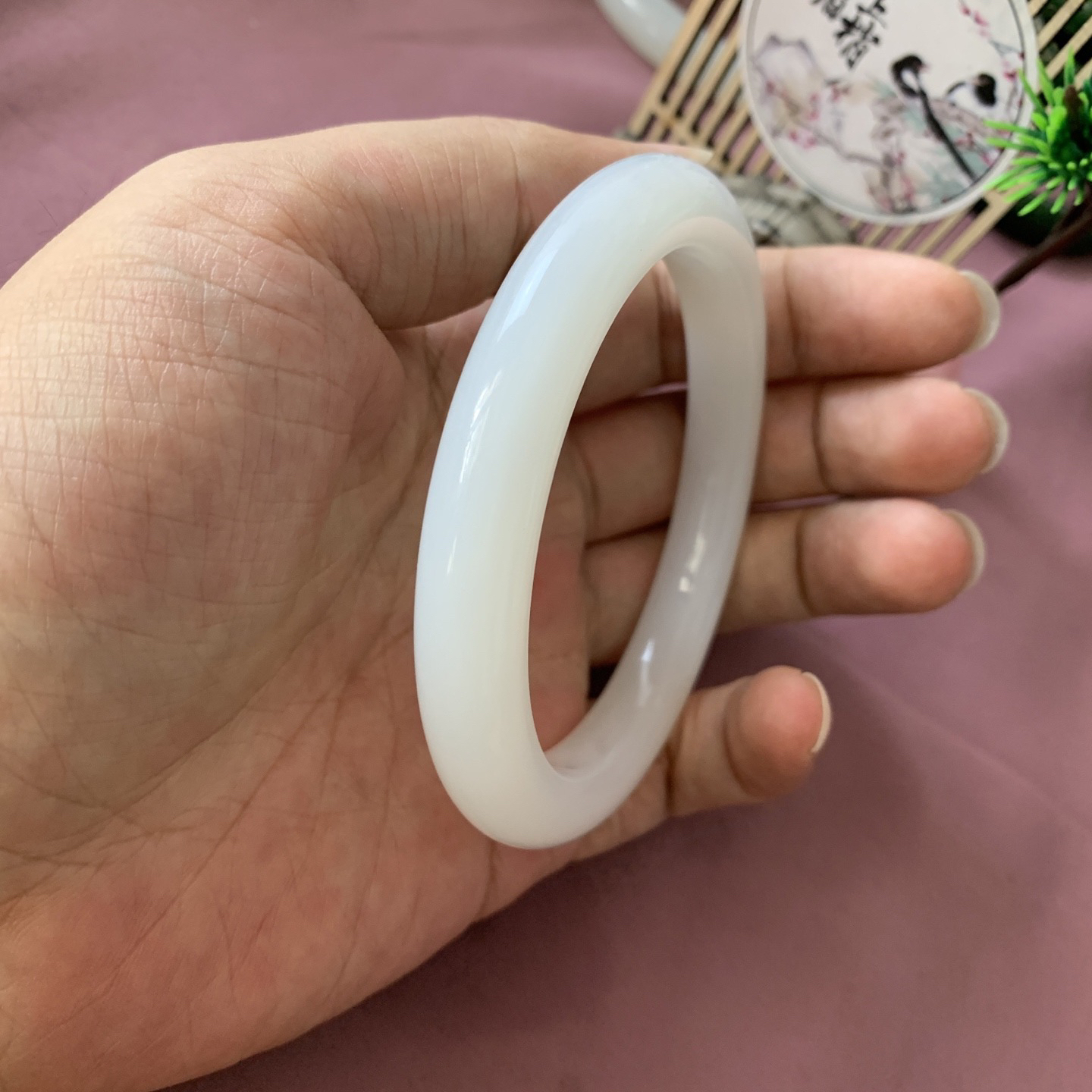 和田玉58.5圈口羊脂白手镯！圈口58.5玉质细腻油润 底色纯净 脂粉好，品质高。