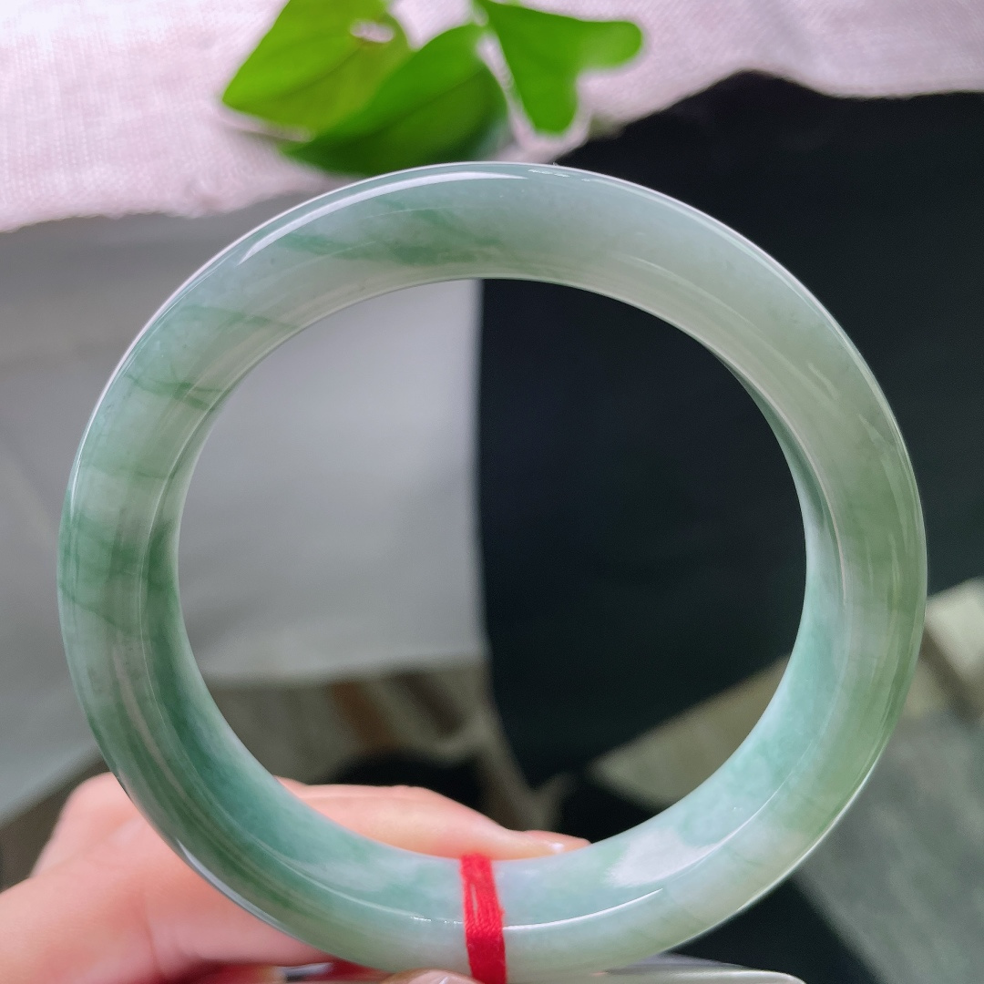 59.1/12.5/8.5，飘花正圈，晶体纹，冰油飘花平安镯，浓绿飘花顺着玉质蔓延，如同山间流水晕染在镯身。ss58689a