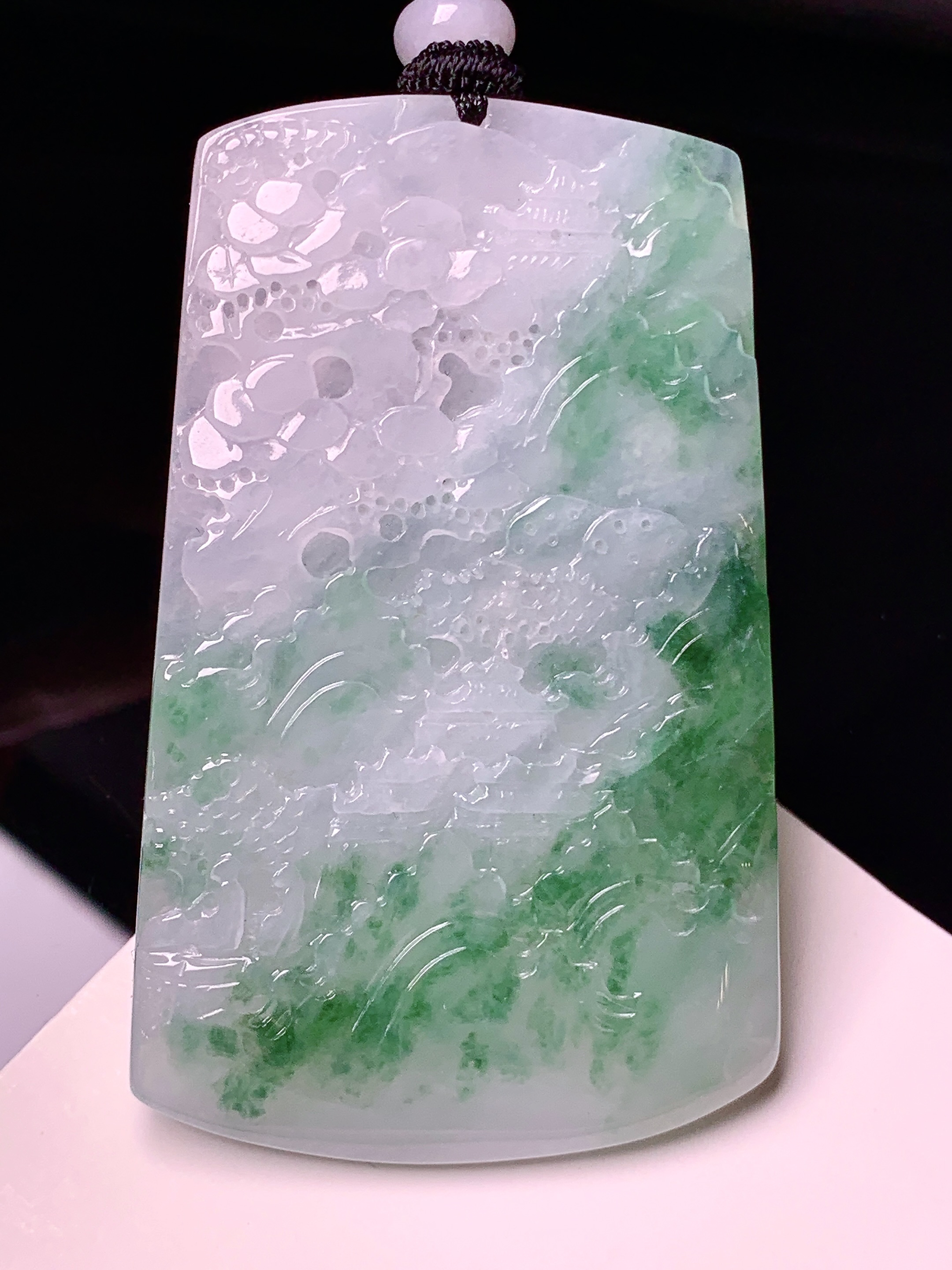 飘绿山水牌子吊坠 玉质细腻 色泽艳丽清新 水润亮眼 整体尺寸60.8*38.2*4.6 w1
