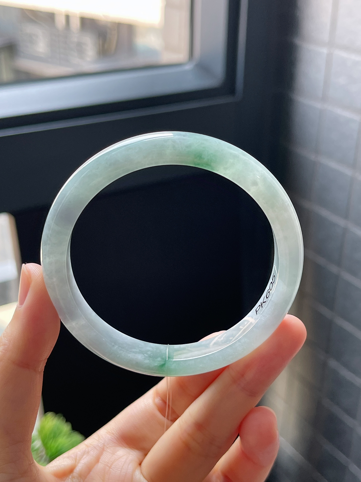 正圈56.5圈口，翡翠糯化种淡蓝色手镯