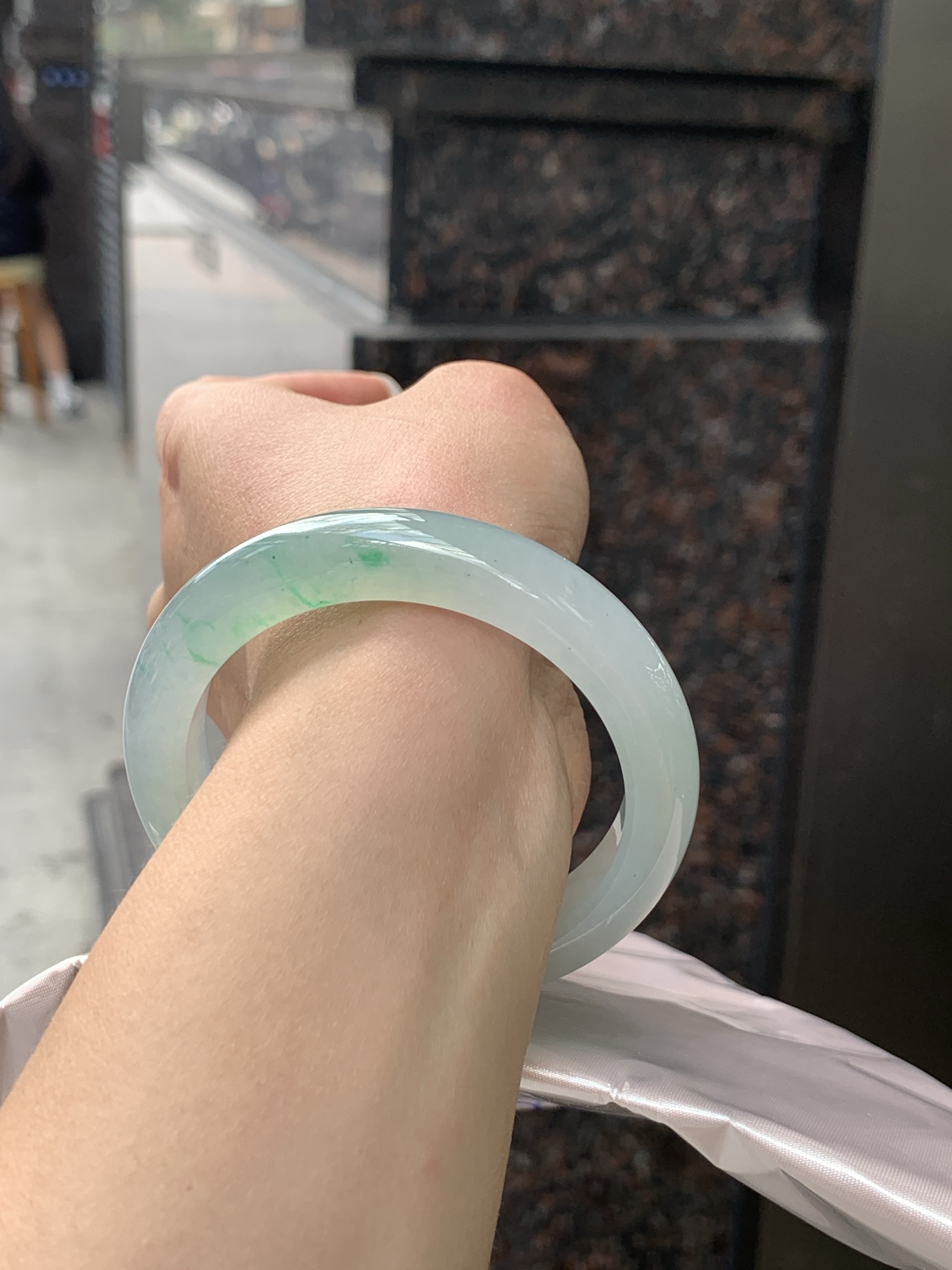 冰绿正圈, 晴水底色清透如月光，几抹甜绿飘色灵动飘逸，像春日林间的溪水，清润又治愈。