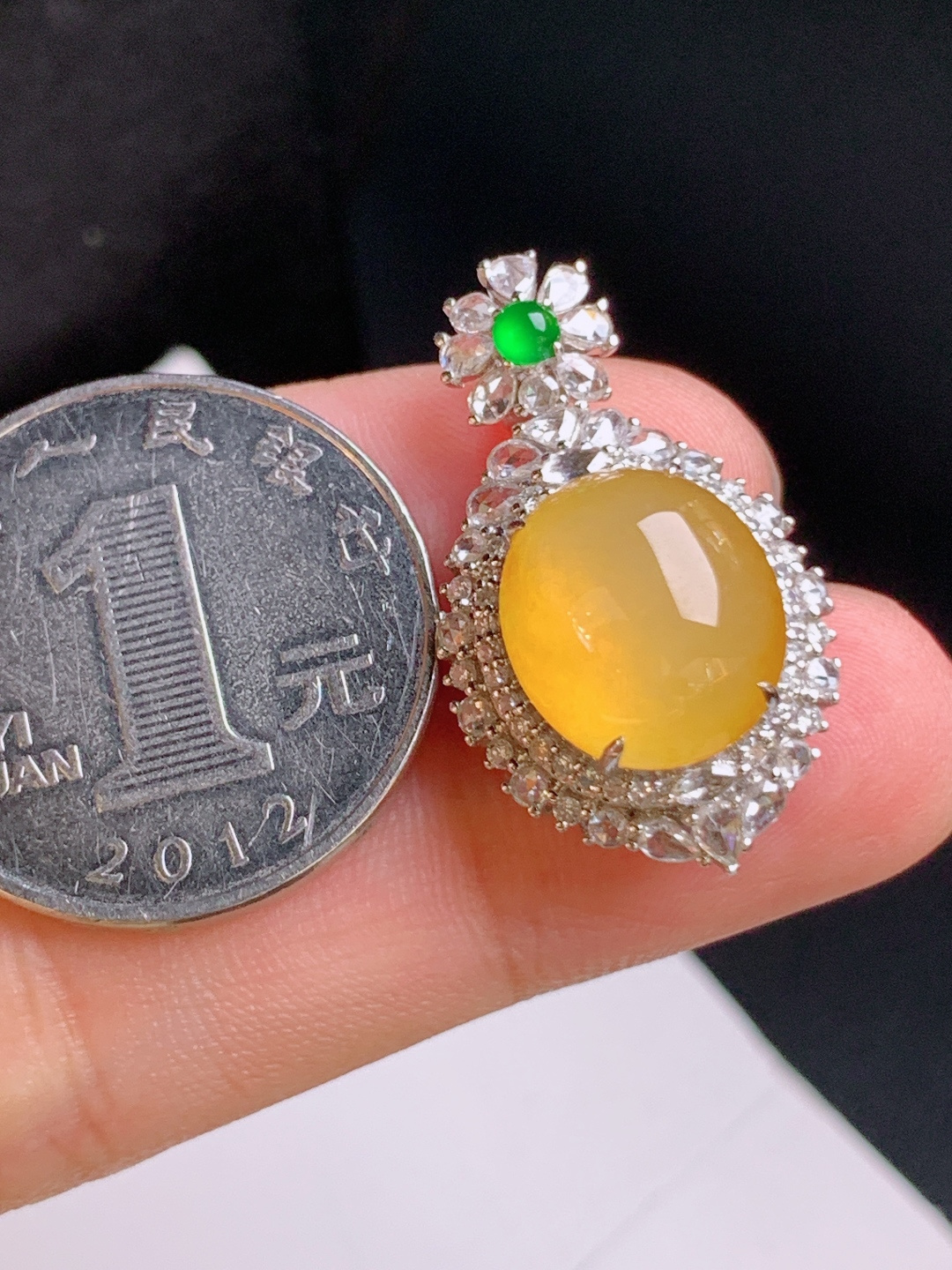 ️ 黄翡蛋面吊坠 蜜糖黄明媚温润，蛋面饱满莹润，围钻层层烘托，配色雅致出彩，简约，氛围感十足。 5622