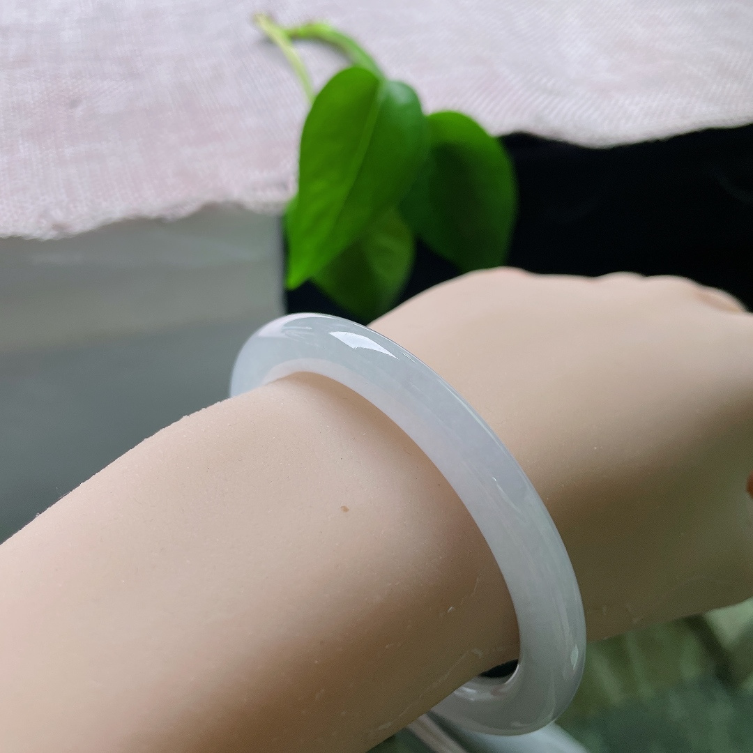 54.3/8，白冰叮当圆条，无裂，冰感莹润的白月光，玉质通透似水，柔光流淌尽显纯粹仙气。ss58695a