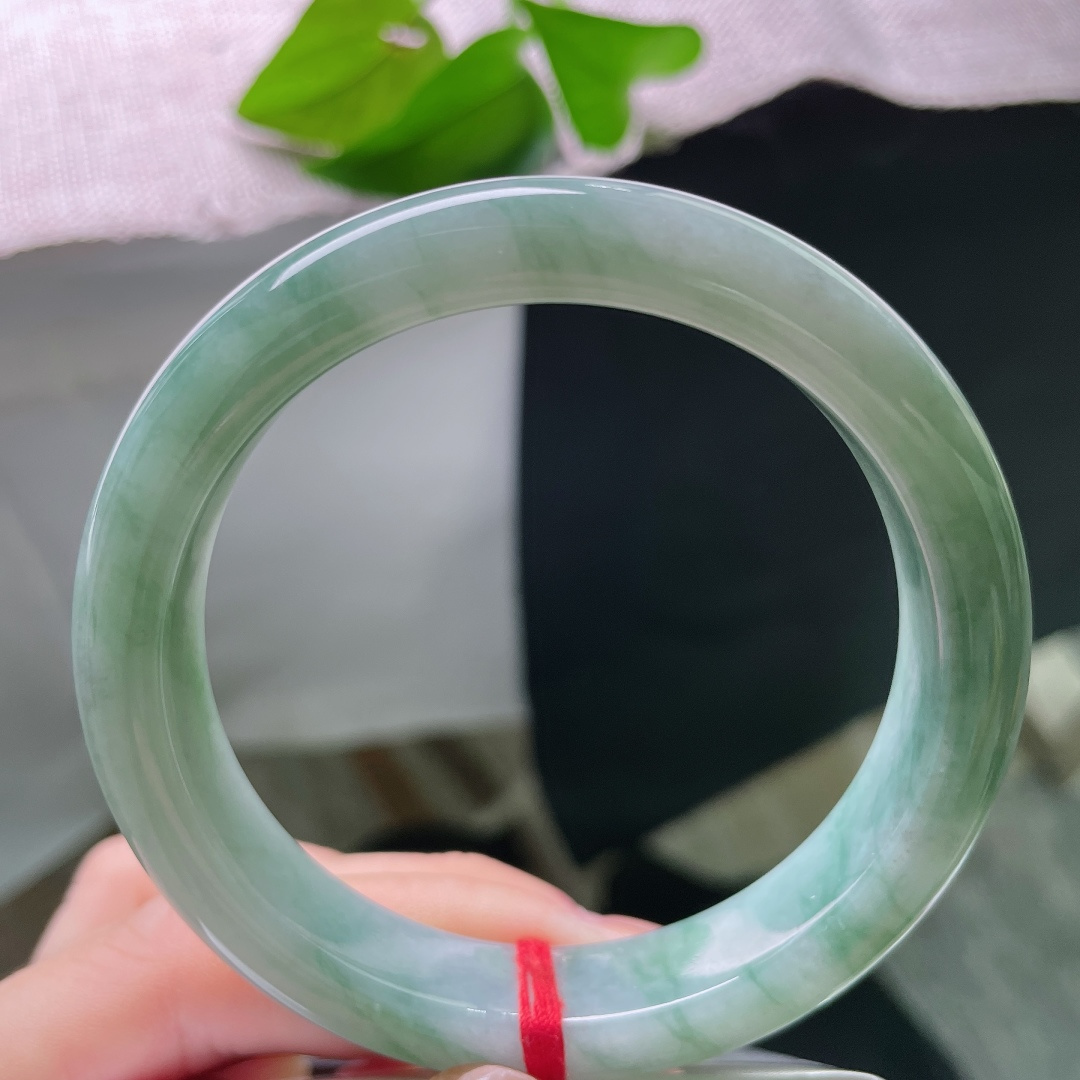 59.1/12.5/8.5，飘花正圈，晶体纹，冰油飘花平安镯，浓绿飘花顺着玉质蔓延，如同山间流水晕染在镯身。ss58689a