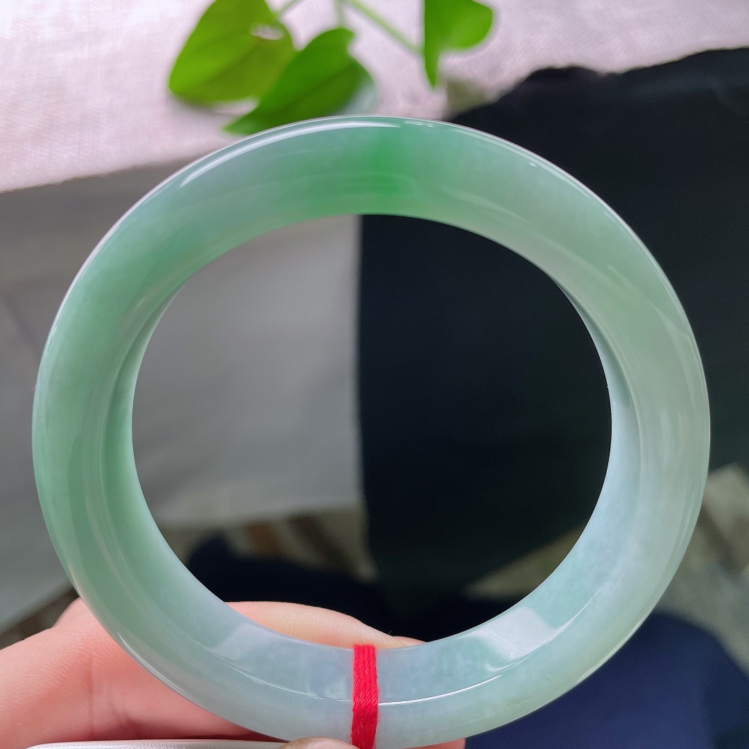 56.8/12.4/9.2，绿底正圈，无裂，温润顺滑，绿意舒展，灵动柔和，无论什么角度，都流露柔和的