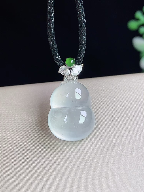 18k金镶冰种葫芦，无裂，尺寸13.7-10.7-5.3mm，j10hjg