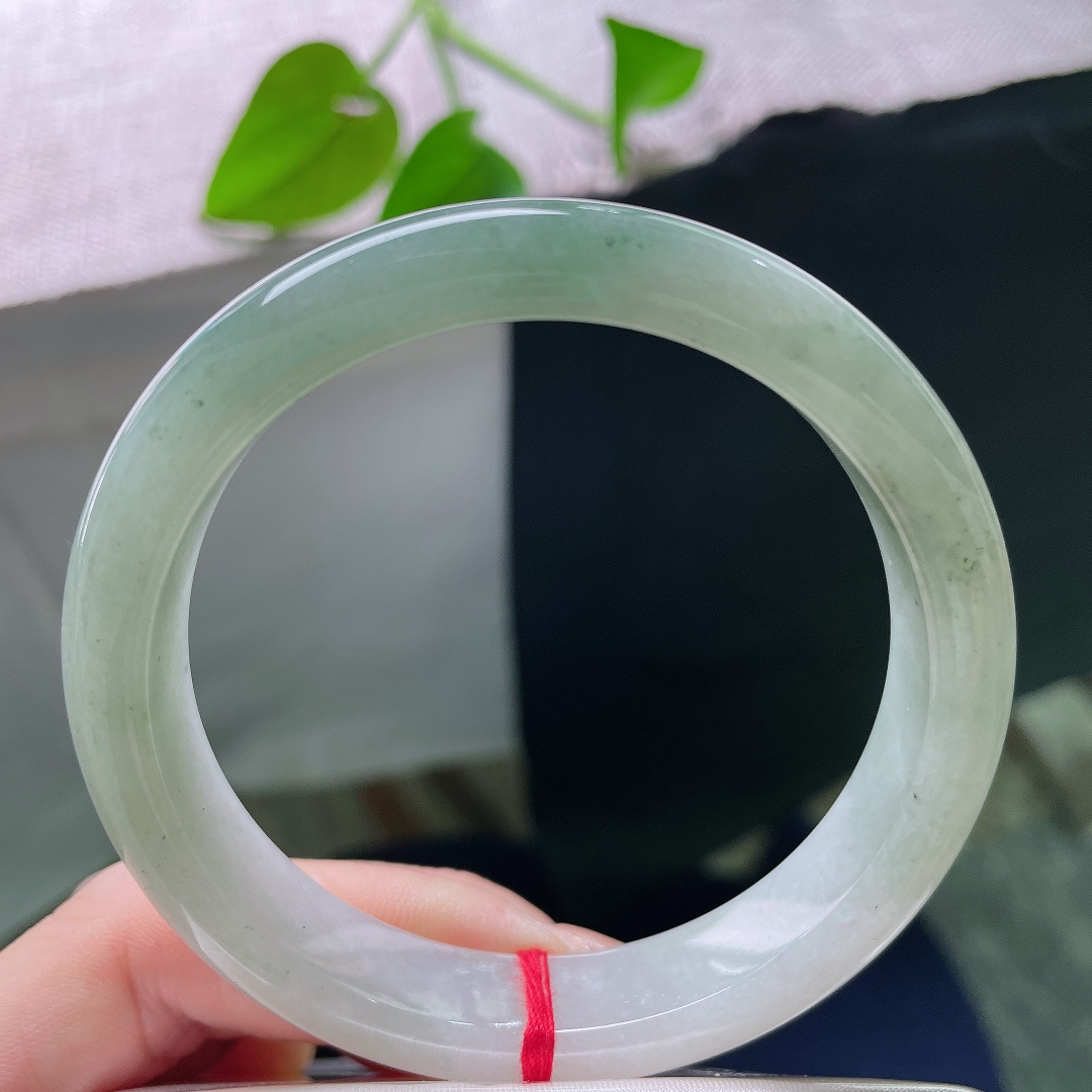 58.8/12/8.6，油青正圈，无裂，温润清透，淡淡青调铺满镯身，玉质细腻，零星飘花平添几分自然灵