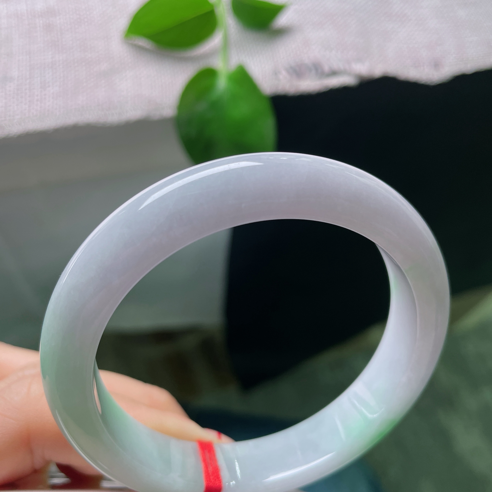 58.8/12.1/8.3，春彩正圈，翠色欲滴，惊艳四座，水头好，细腻，纹不影响佩戴ss55462a
