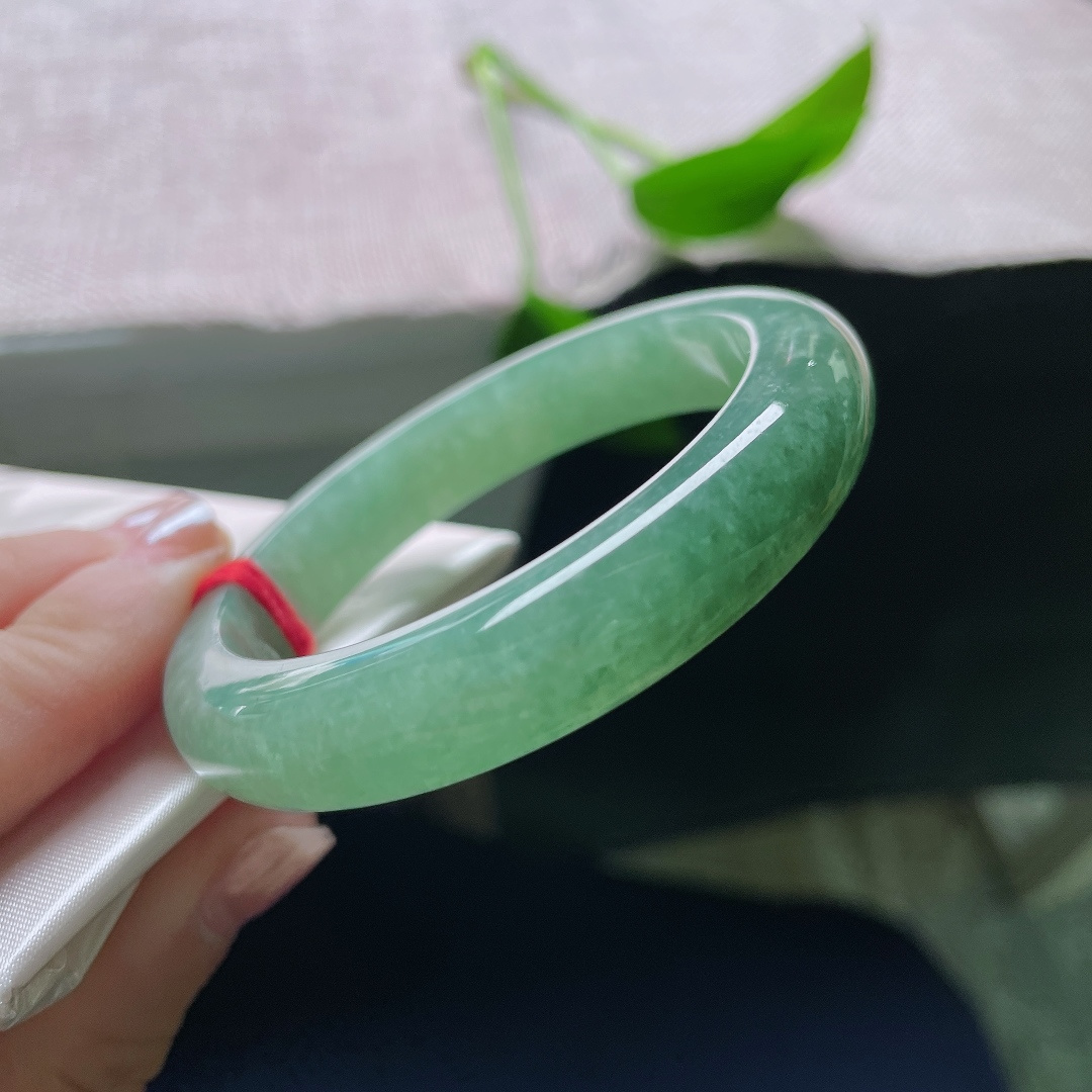 50.6/10.9/7.9，绿底正圈，无裂，镯身流淌柔和湖绿，质地油润细腻，抛光莹亮，简约款式诠释内敛玉石美感。ss58271a