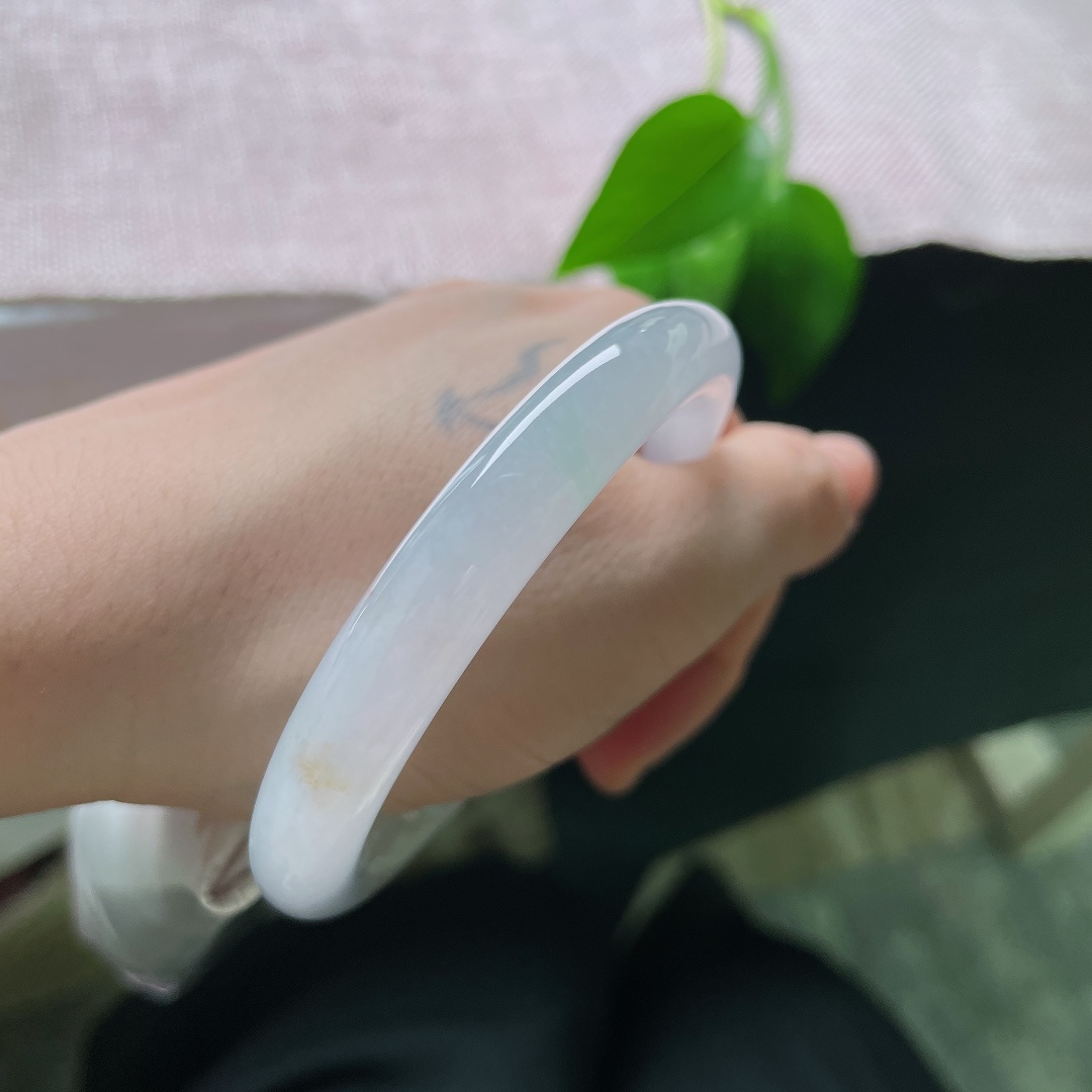 54.1/9.3，冰紫圆条，无裂，清润紫底搭配暖调洒金，冷润玉色遇上温暖金辉，冷暖相融，碰撞出别致的视觉美感。ss58688a