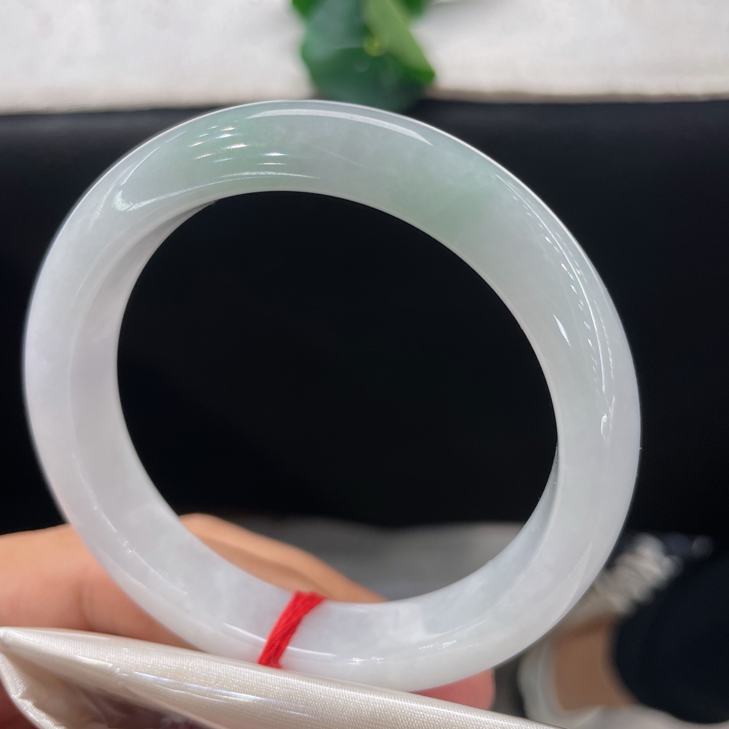 天然翡翠手镯 圈口56.5/12.2/8.5，白底飘金丝绿，56/57可戴，浅翠藏玉底，清润伴流年，无裂。
