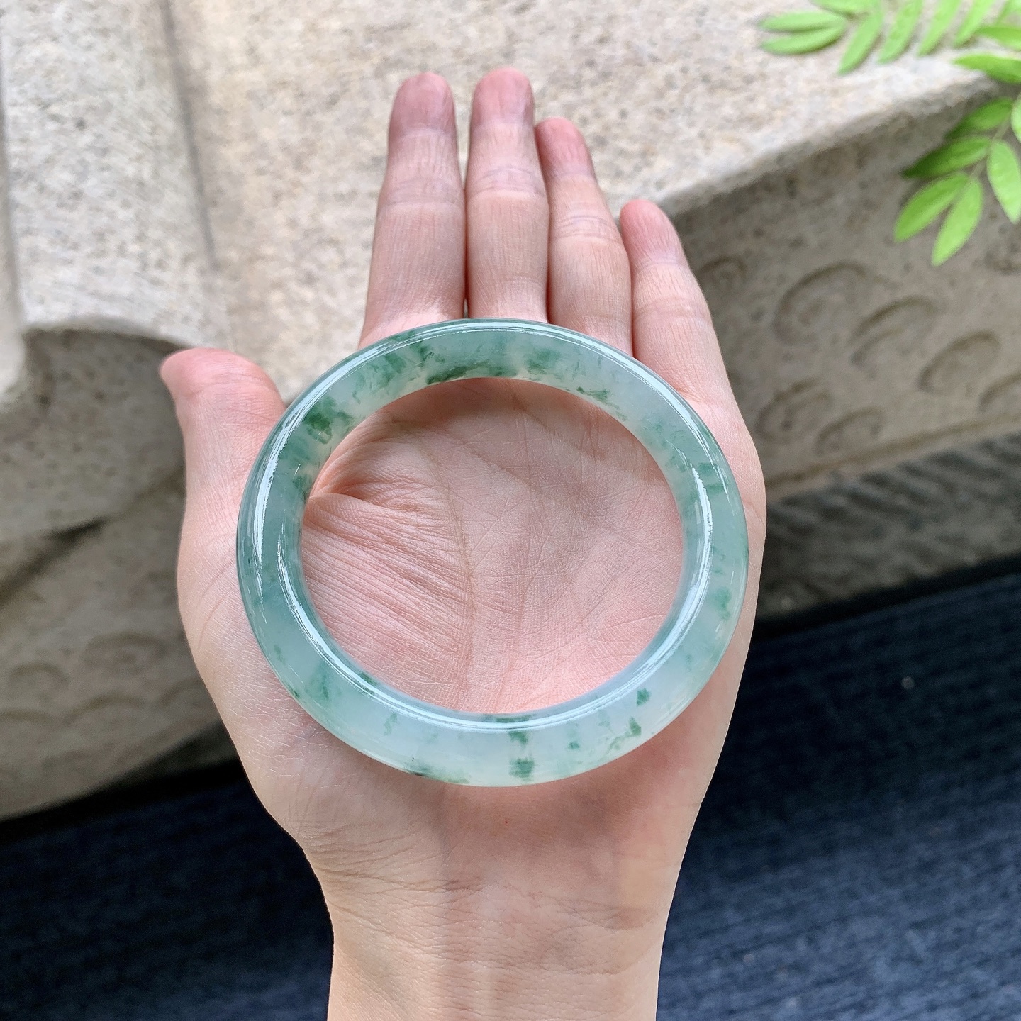 圆条53 54【圈口】54.5/9.8/8.8【编码】HJ091120【描述】冰糯飘花，水润，种老，细腻，无裂