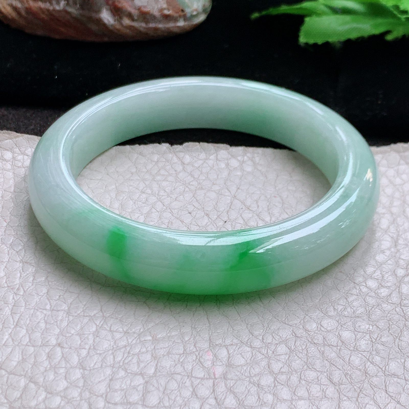 jx自然光56*12*9白底青镯 缅甸翡翠a货高品质胶感飘阳绿宽边玉手镯