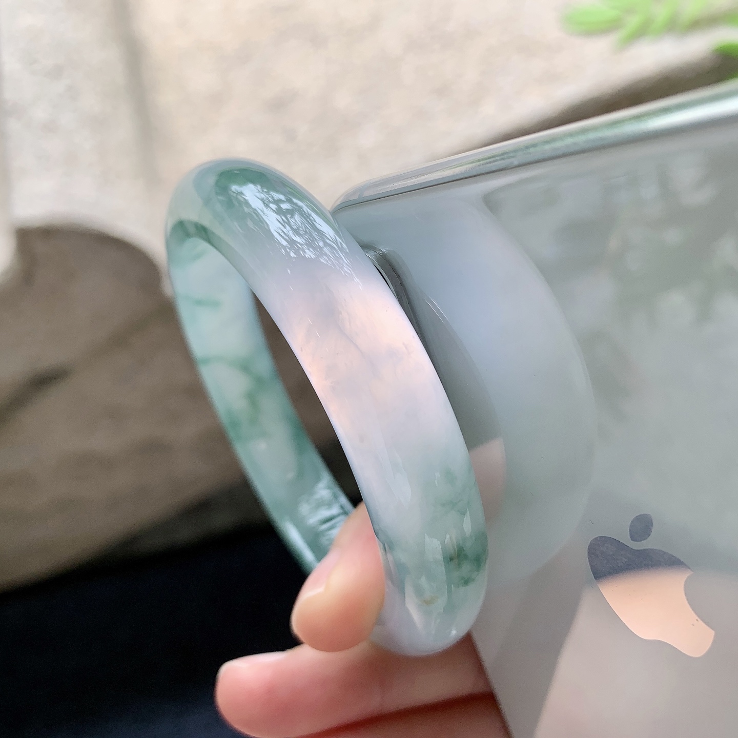 正圈55 56【圈口】56.2/12.2/8.7【编码】WW091112【描述】冰飘花，清透，水润，种老，细腻，打灯有絮线