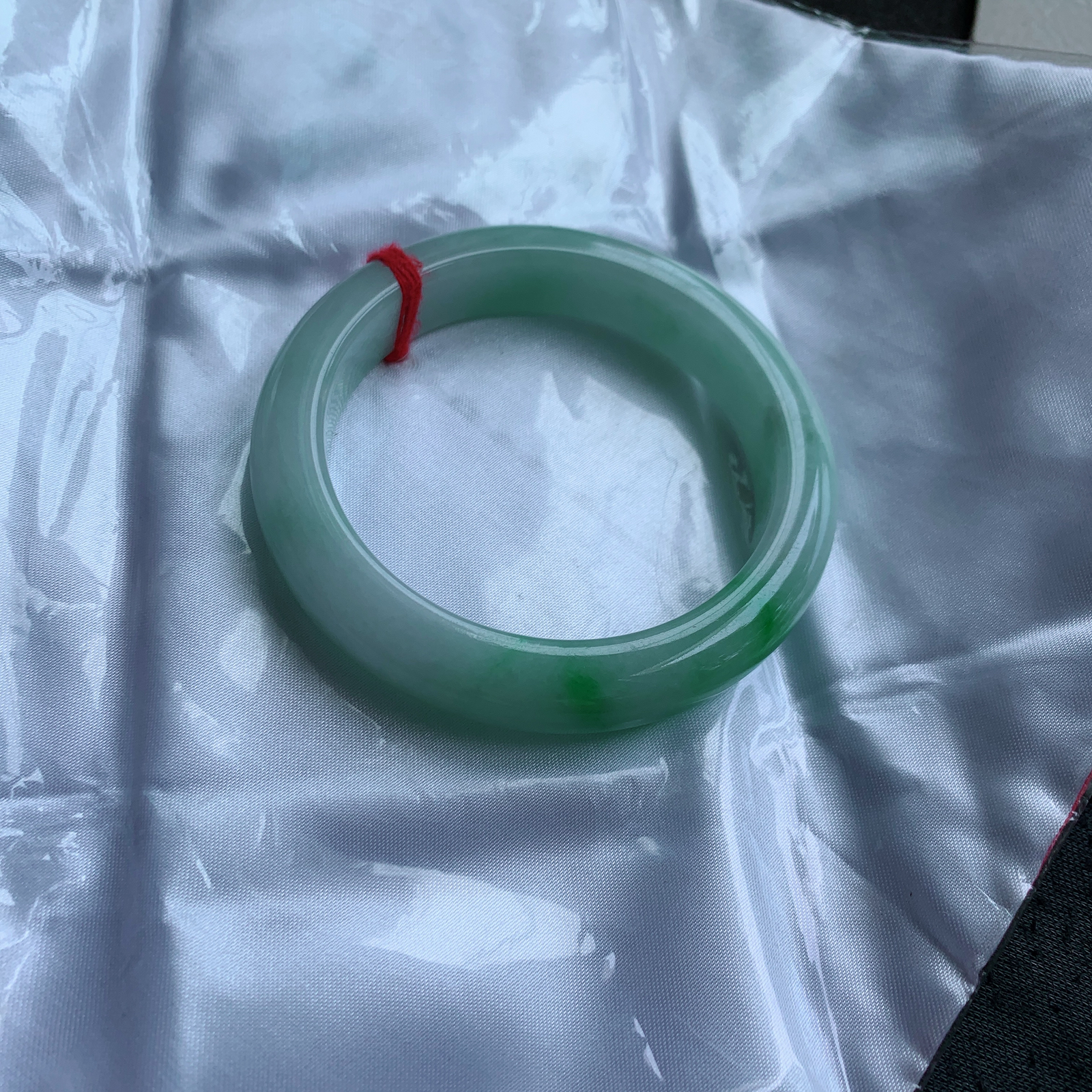 jx自然光56*12*9白底青镯 缅甸翡翠a货高品质胶感飘阳绿宽边玉手镯