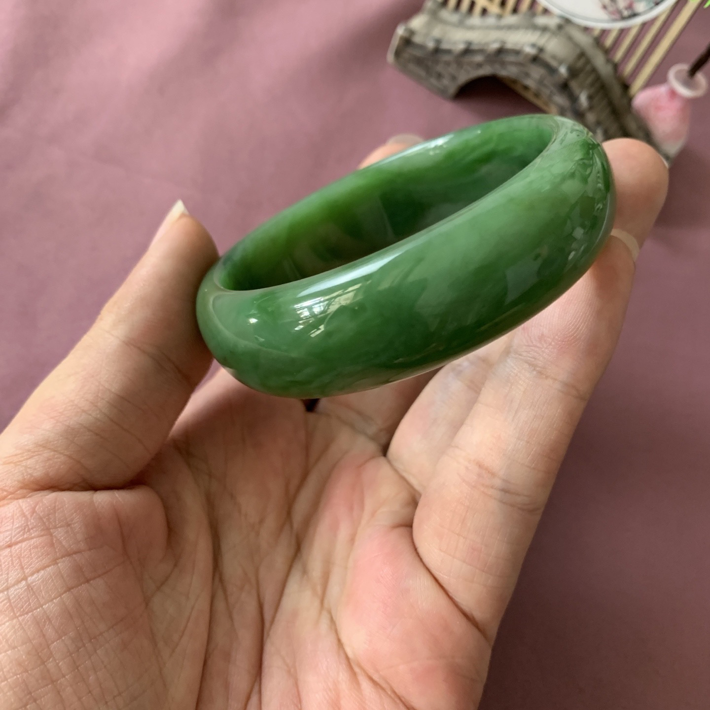 少见宽版阳绿，和田玉58.5圈阳绿色碧玉手镯！玉质细腻油润 底色纯净 脂粉好，品质高。