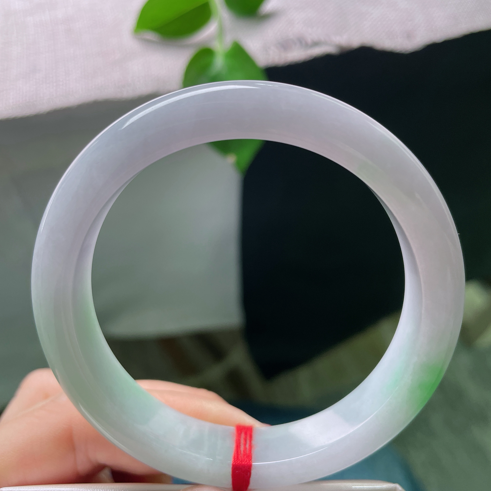 58.8/12.1/8.3，春彩正圈，翠色欲滴，惊艳四座，水头好，细腻，纹不影响佩戴ss55462a