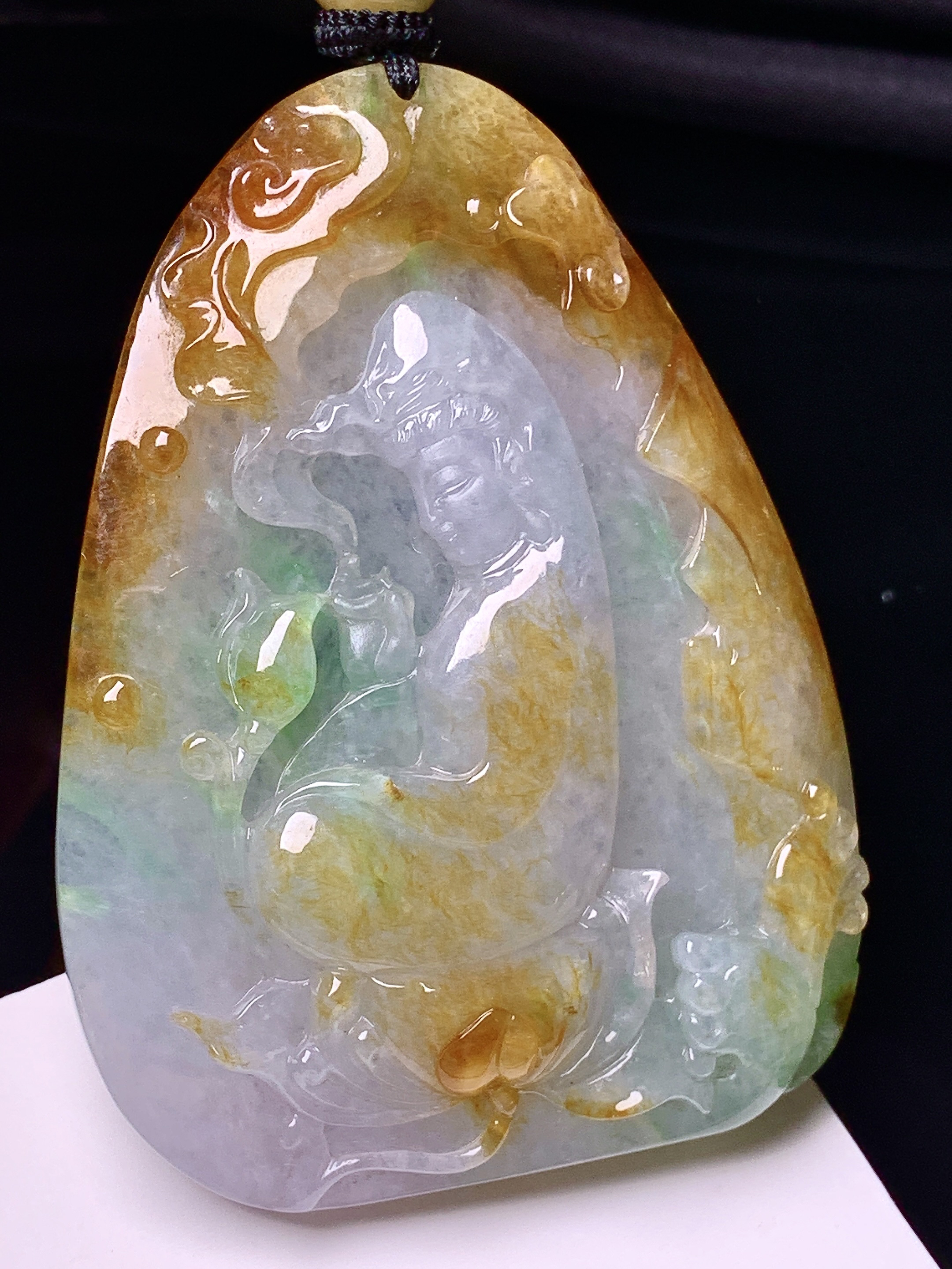 飘黄绿翡观音菩萨吊坠 玉质细腻 色泽艳丽清新 水润亮眼 整体尺寸64*46.6*10 w1