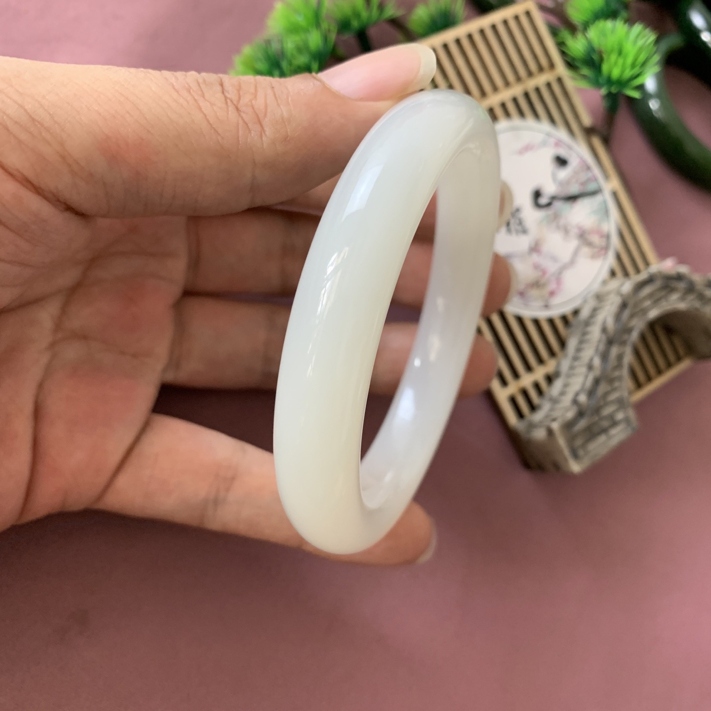 和田玉59.8圈羊脂白手镯！圈口59.8玉质细腻油润 底色纯净 脂粉好，品质高。