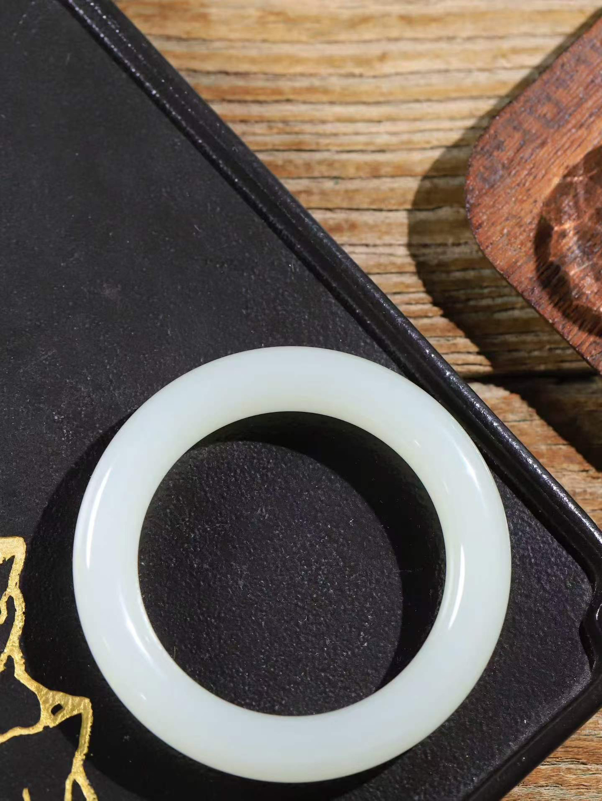 【花样年华·手镯】

精品️和田玉圆条手镯，质地油润细腻，色泽高贵典雅，镯型古朴典雅。在诗情画意的雨巷相遇，你是我腕间的一抹风情，有你眸有深情，清风荡漾湖间静水，我愿俯身低眉，在烟波涟漪处，寻你深情倩影。内径56mm尺寸12.2-11.7mm 重73.88克fDy-78901000