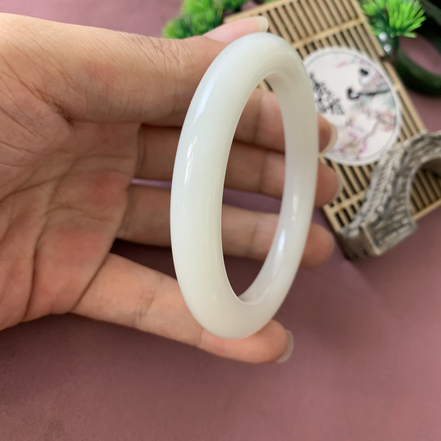和田玉63.5圈羊脂白手镯！圈口63.5玉质细腻油润 底色纯净 脂粉好，品质高。