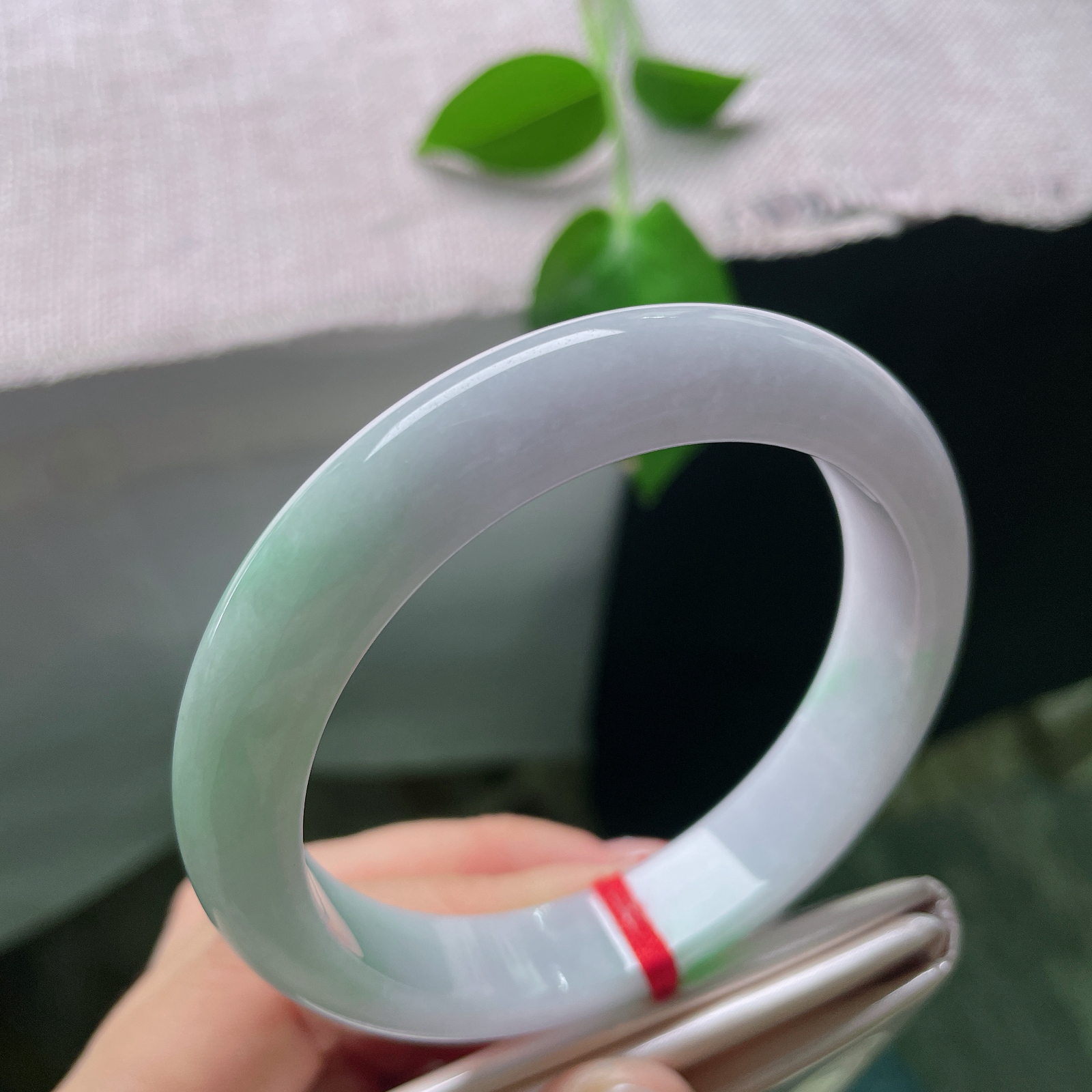 58.8/12.1/8.3，春彩正圈，翠色欲滴，惊艳四座，水头好，细腻，纹不影响佩戴ss55462a