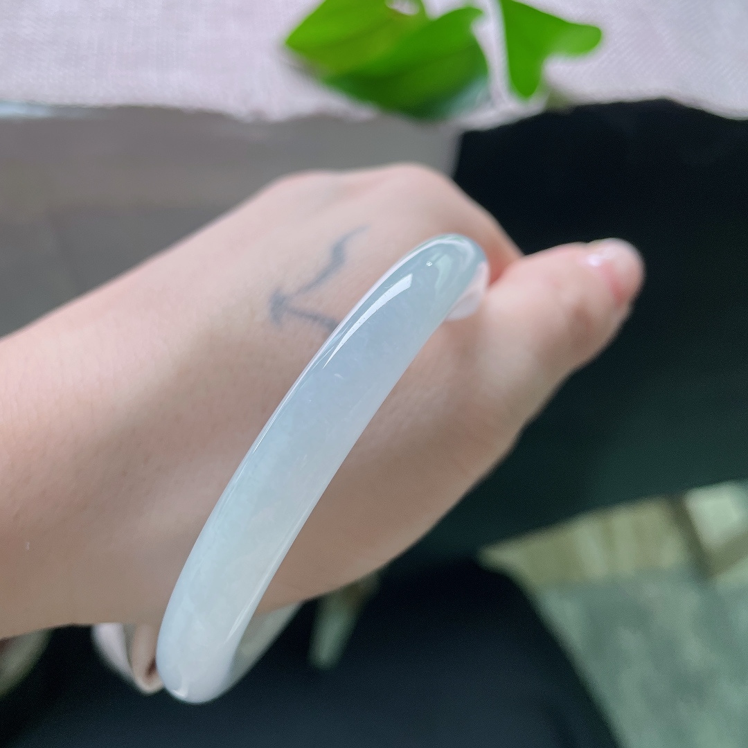 53/9.0，蓝底圆条，无裂，如清晨薄雾笼罩一汪清泉，柔光流转腕间，简约素镯尽显东方雅致。ss58702a