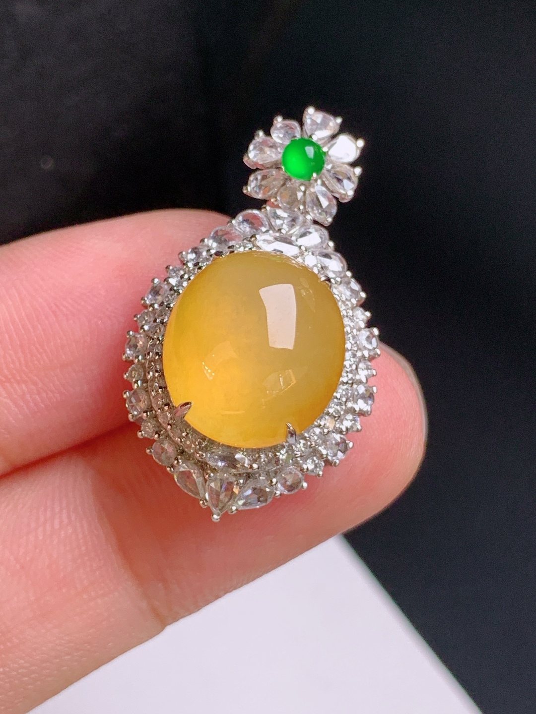 ️ 黄翡蛋面吊坠 蜜糖黄明媚温润，蛋面饱满莹润，围钻层层烘托，配色雅致出彩，简约，氛围感十足。 5622