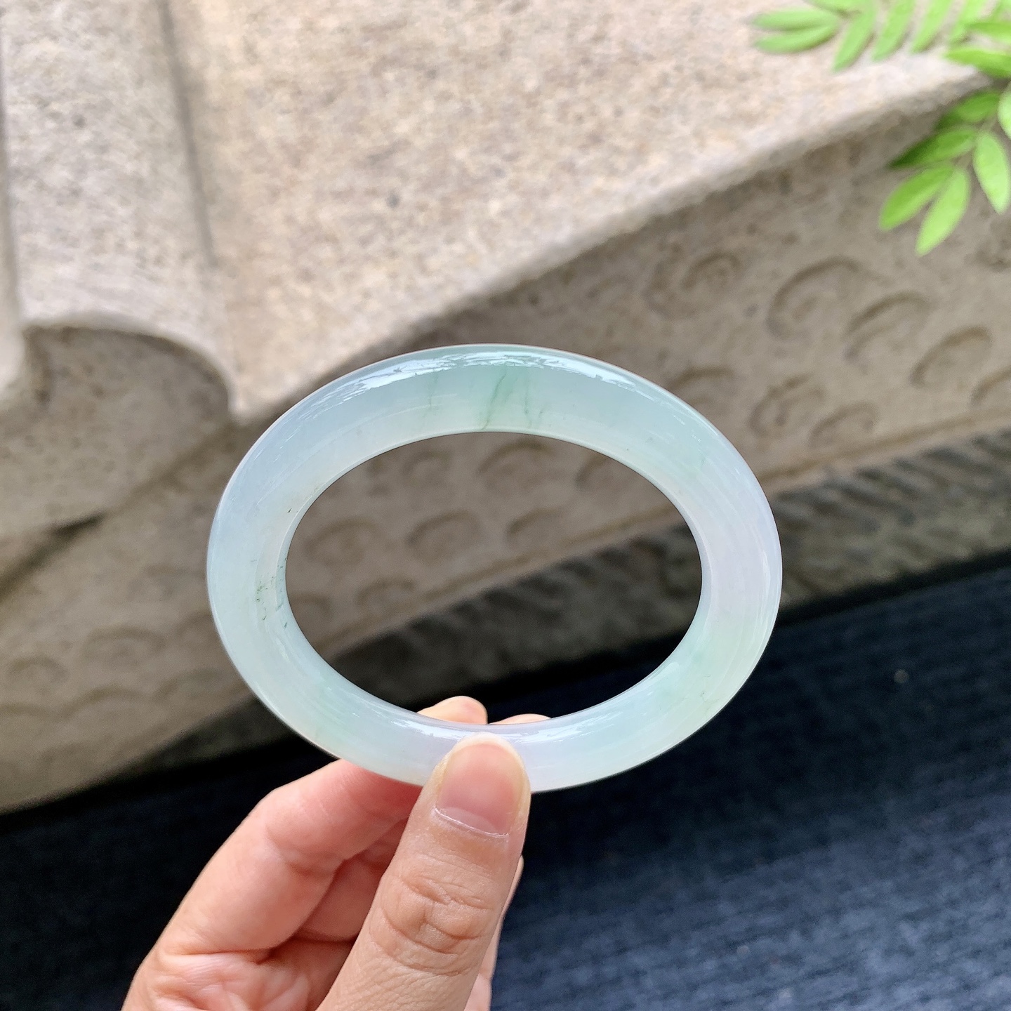 圆条54 55，糯冰飘绿，水润，种老，细腻，有纹线