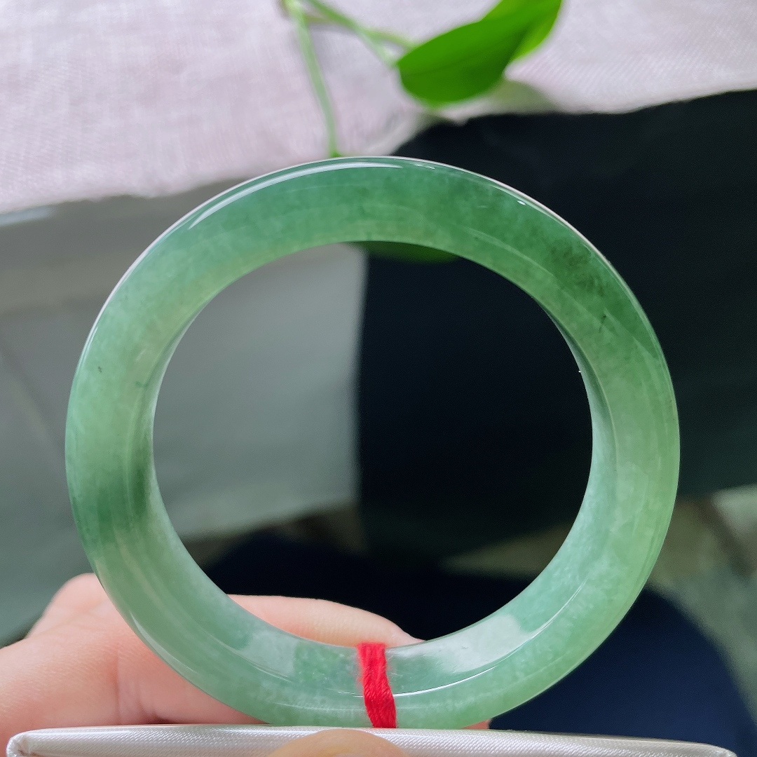 50.6/10.9/7.9，绿底正圈，无裂，镯身流淌柔和湖绿，质地油润细腻，抛光莹亮，简约款式诠释内敛玉石美感。ss58271a